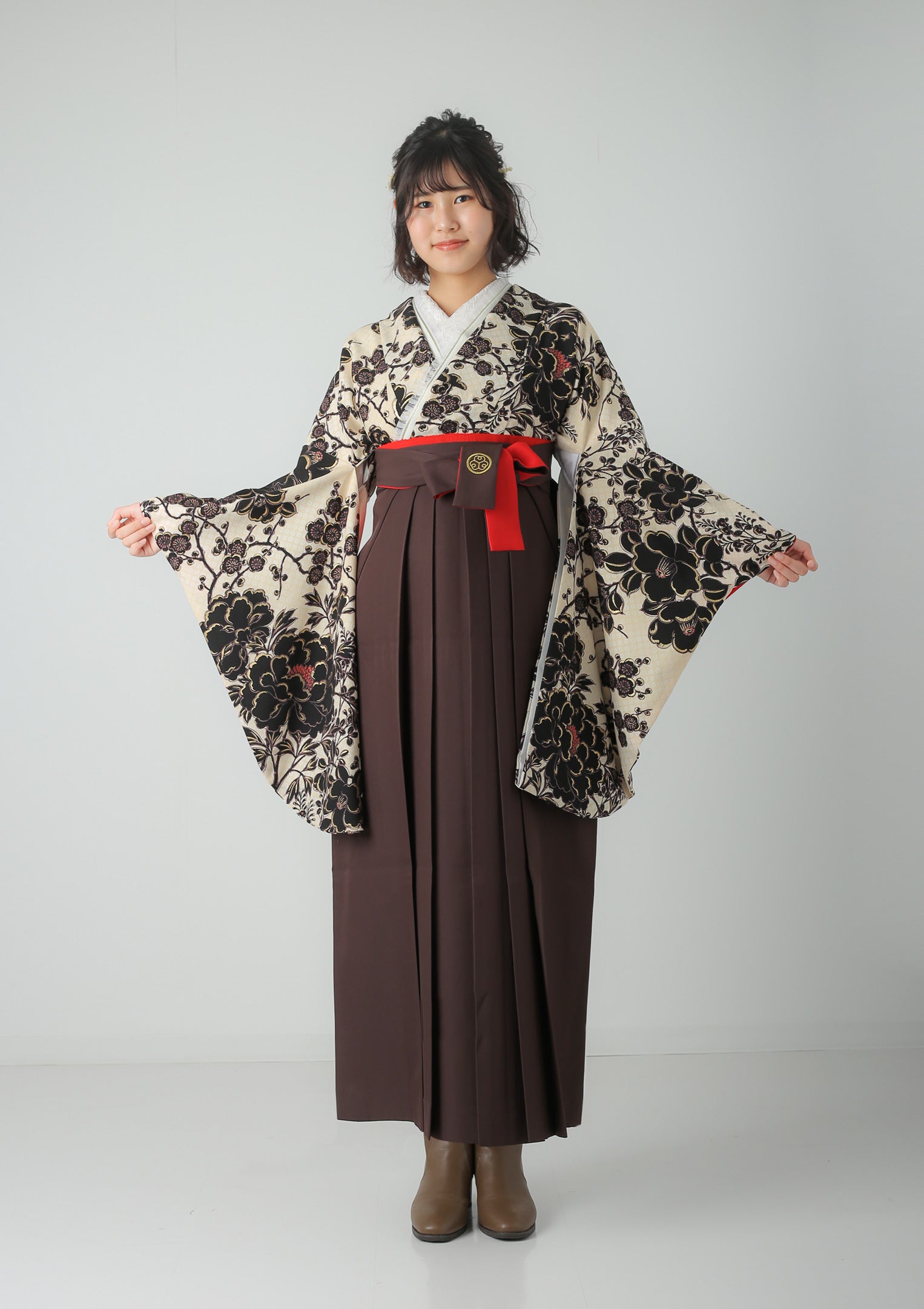 袴セット ベージュ系型染めちりめん小紋とチョコレートブラウンの袴素材正絹ポリエステル