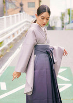 【袴：光沢のある紫の無地二尺袖はシンプル好きのあなたにおすすめ】N-2：ぼかしグレー