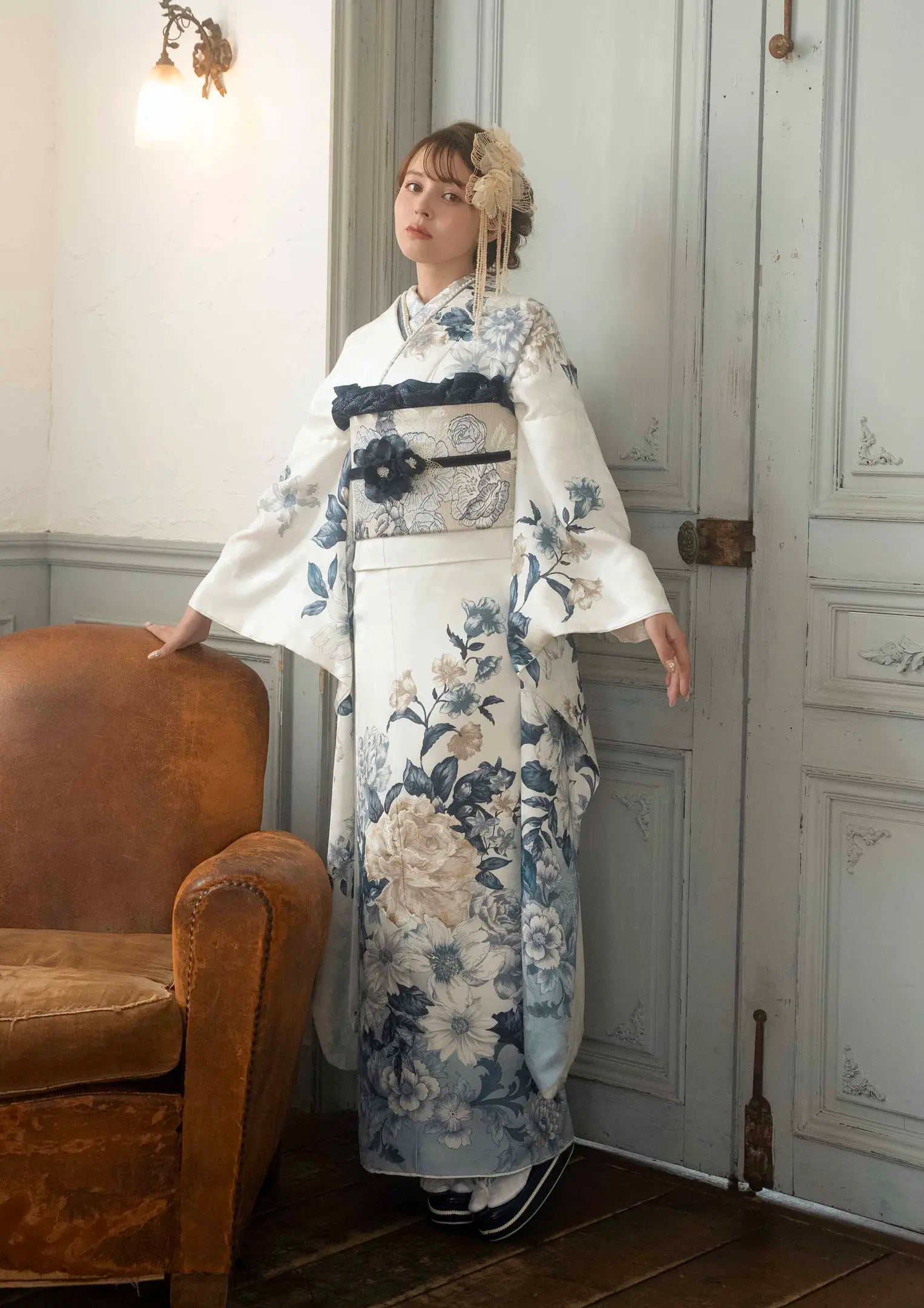 【振袖ネットレンタル：儚げノスタルジー】ヨーロピアンアンティークな白×ブルー/KH-595