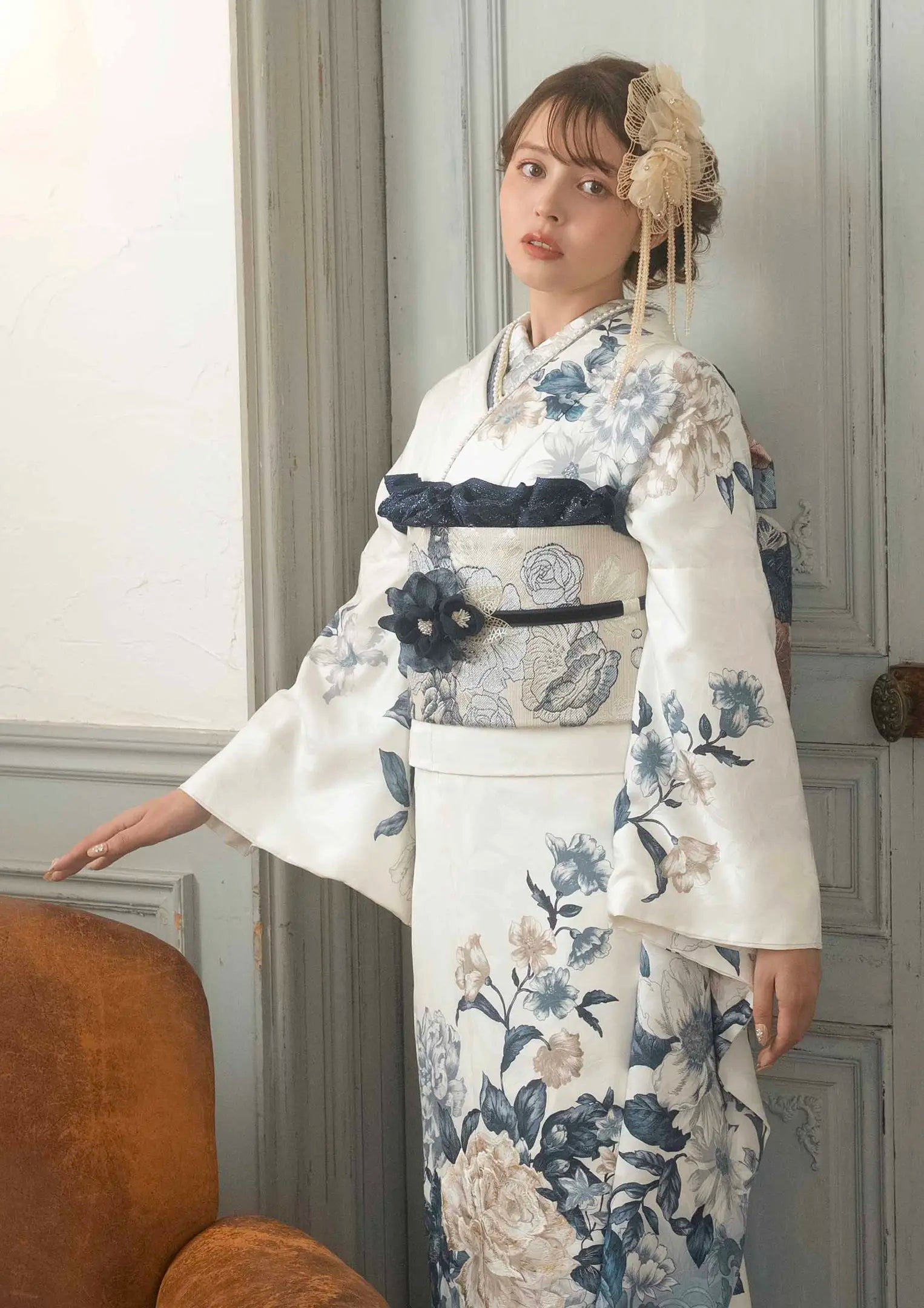 【振袖ネットレンタル：儚げノスタルジー】ヨーロピアンアンティークな白×ブルー/KH-595