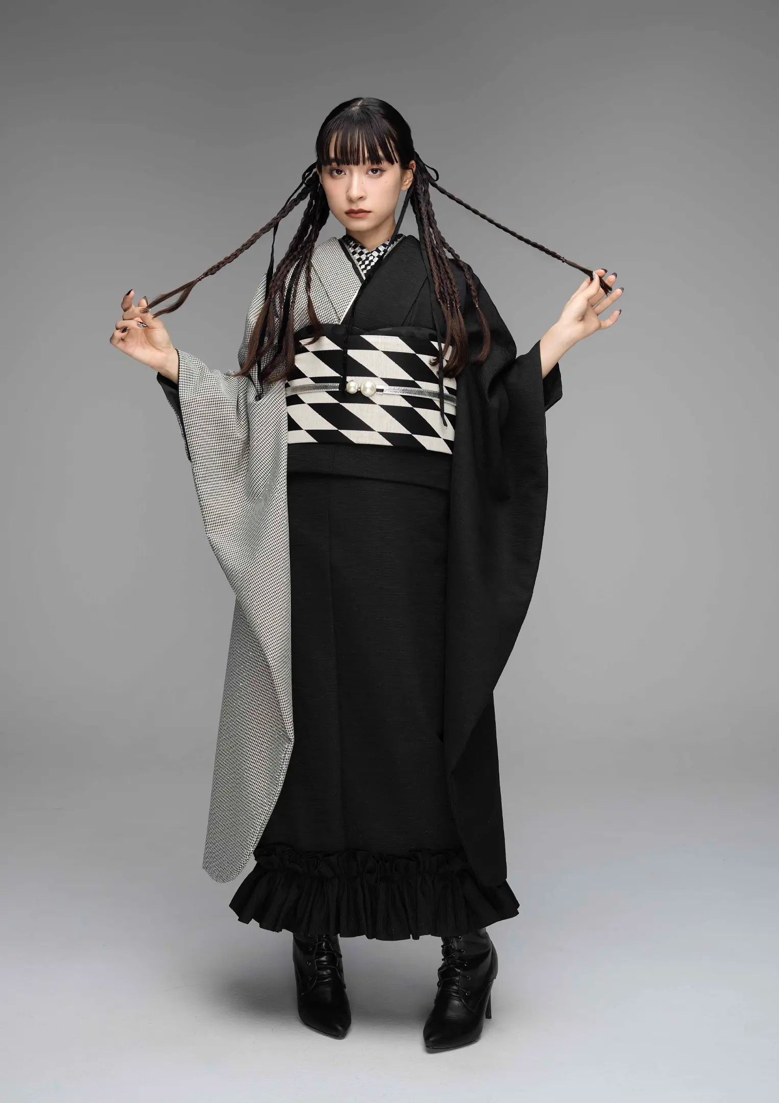 【振袖ネットレンタル：ブーツにピッタリの裾フリル】千鳥柄と無地黒のバイカラー/KH-614