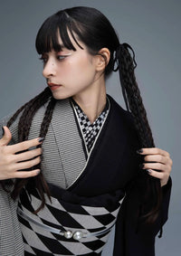 【振袖ネットレンタル：ブーツにピッタリの裾フリル】千鳥柄と無地黒のバイカラー/KH-614