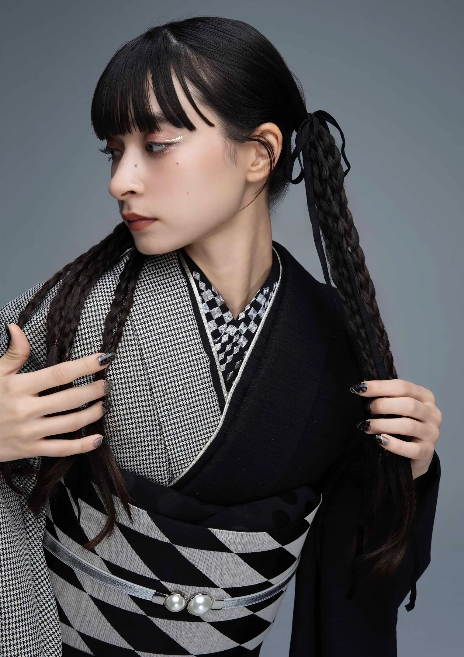 【振袖ネットレンタル：ブーツにピッタリの裾フリル】千鳥柄と無地黒のバイカラー/KH-614