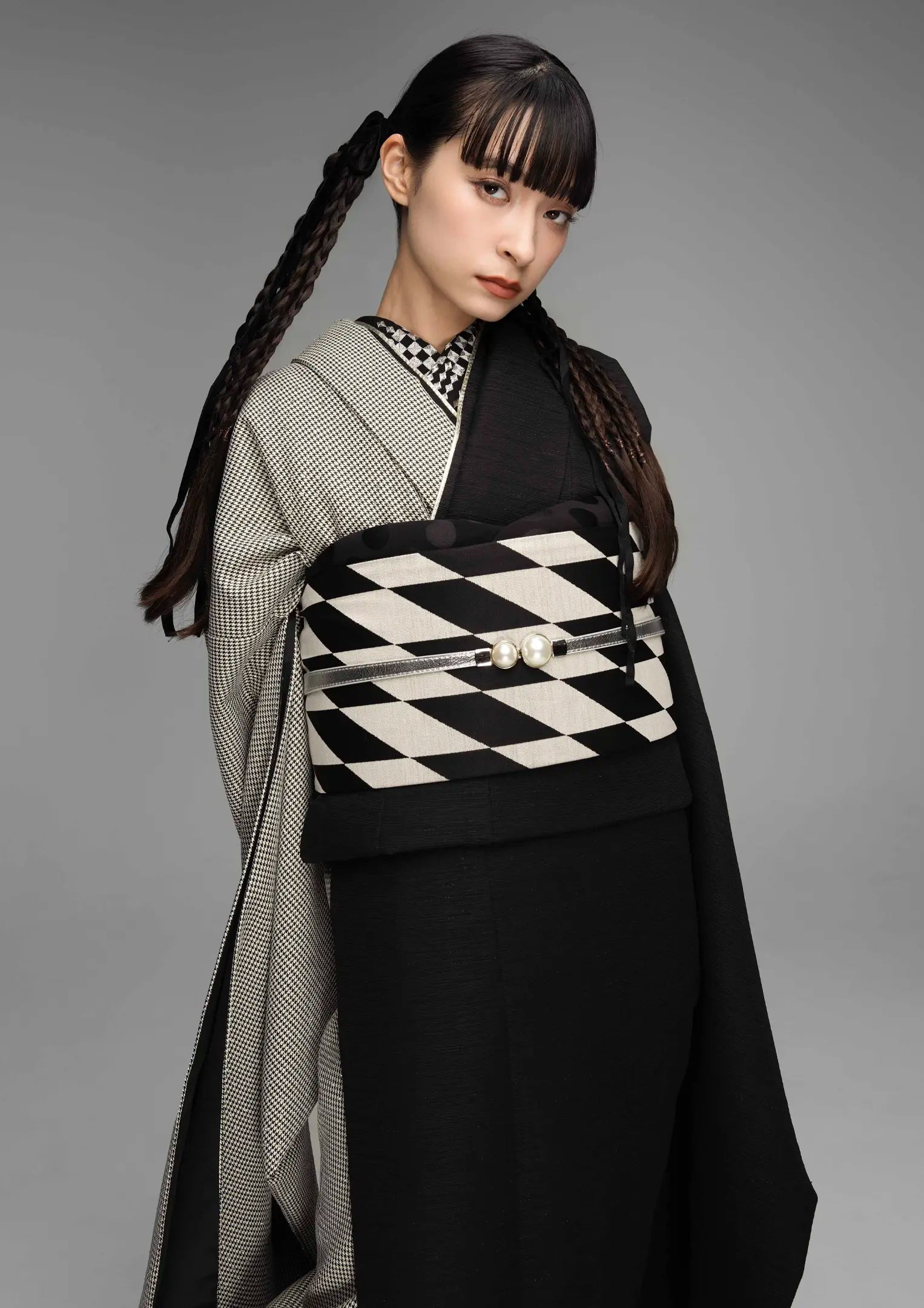 【振袖ネットレンタル：ブーツにピッタリの裾フリル】千鳥柄と無地黒のバイカラー/KH-614