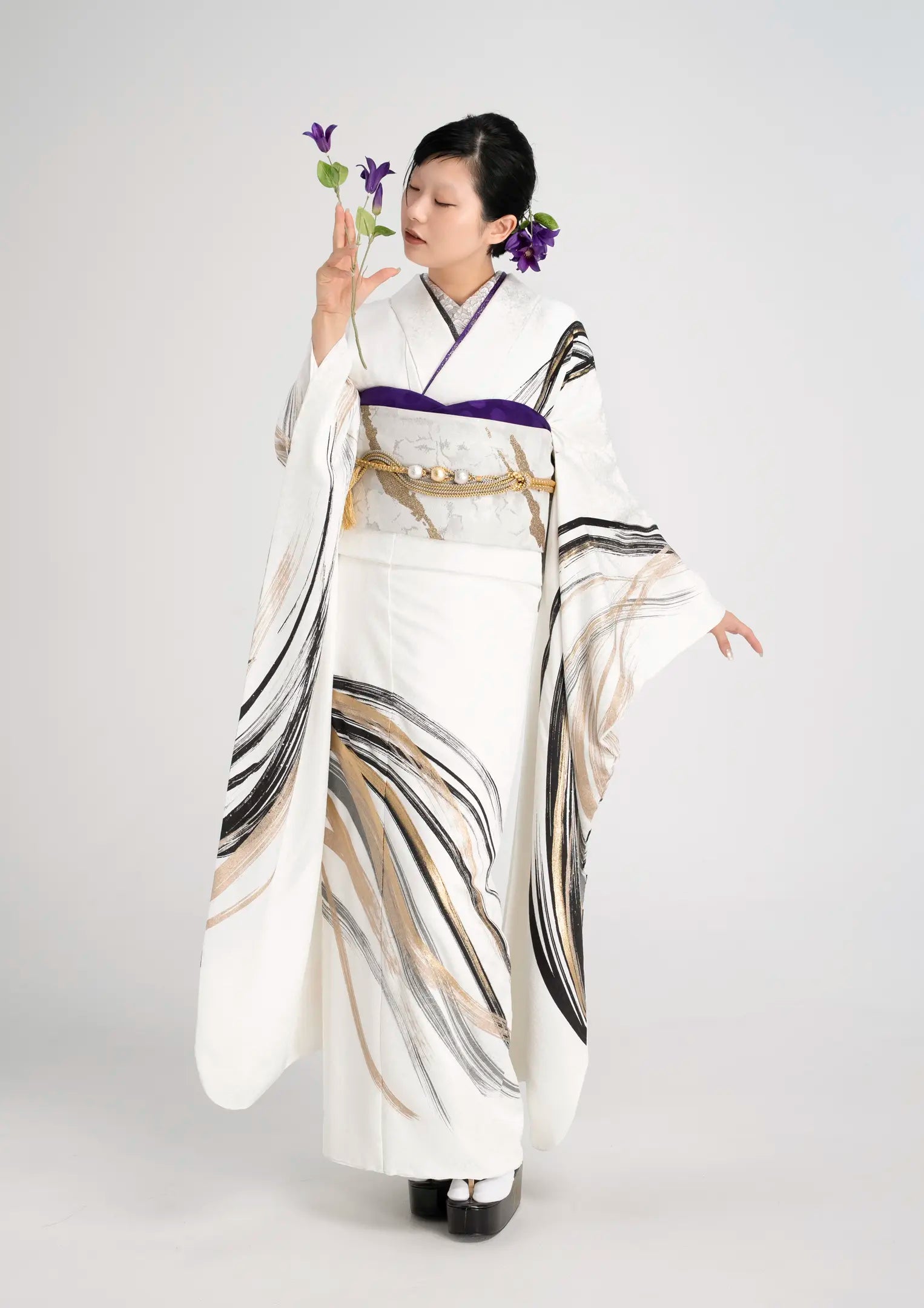 【振袖ネットレンタル：白に流れる筆致の気品】慎ましく洗練された白振袖/KH-598