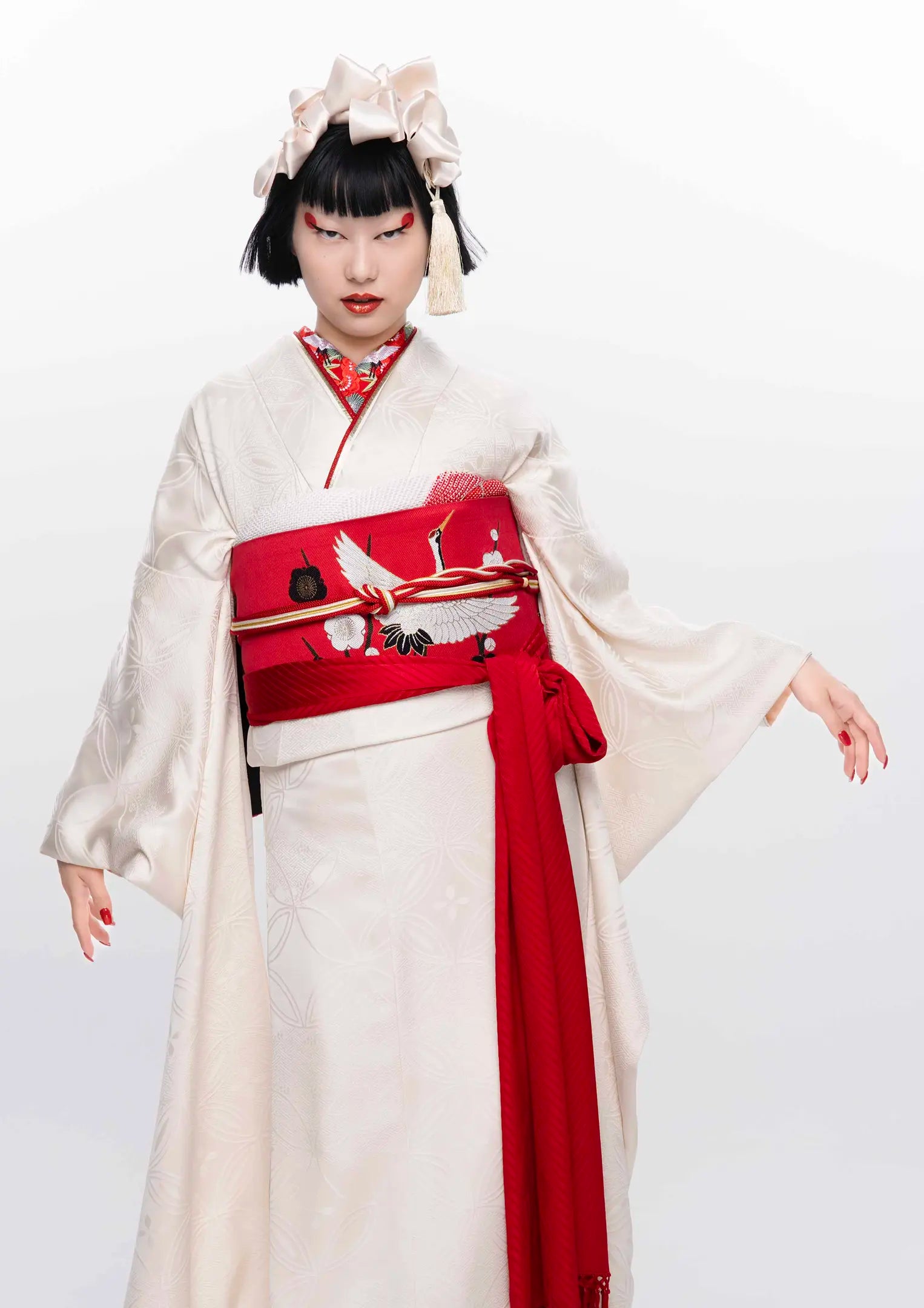 【振袖ネットレンタル：白×赤で魅せるアート】無地を個性的に着こなす/KH-314