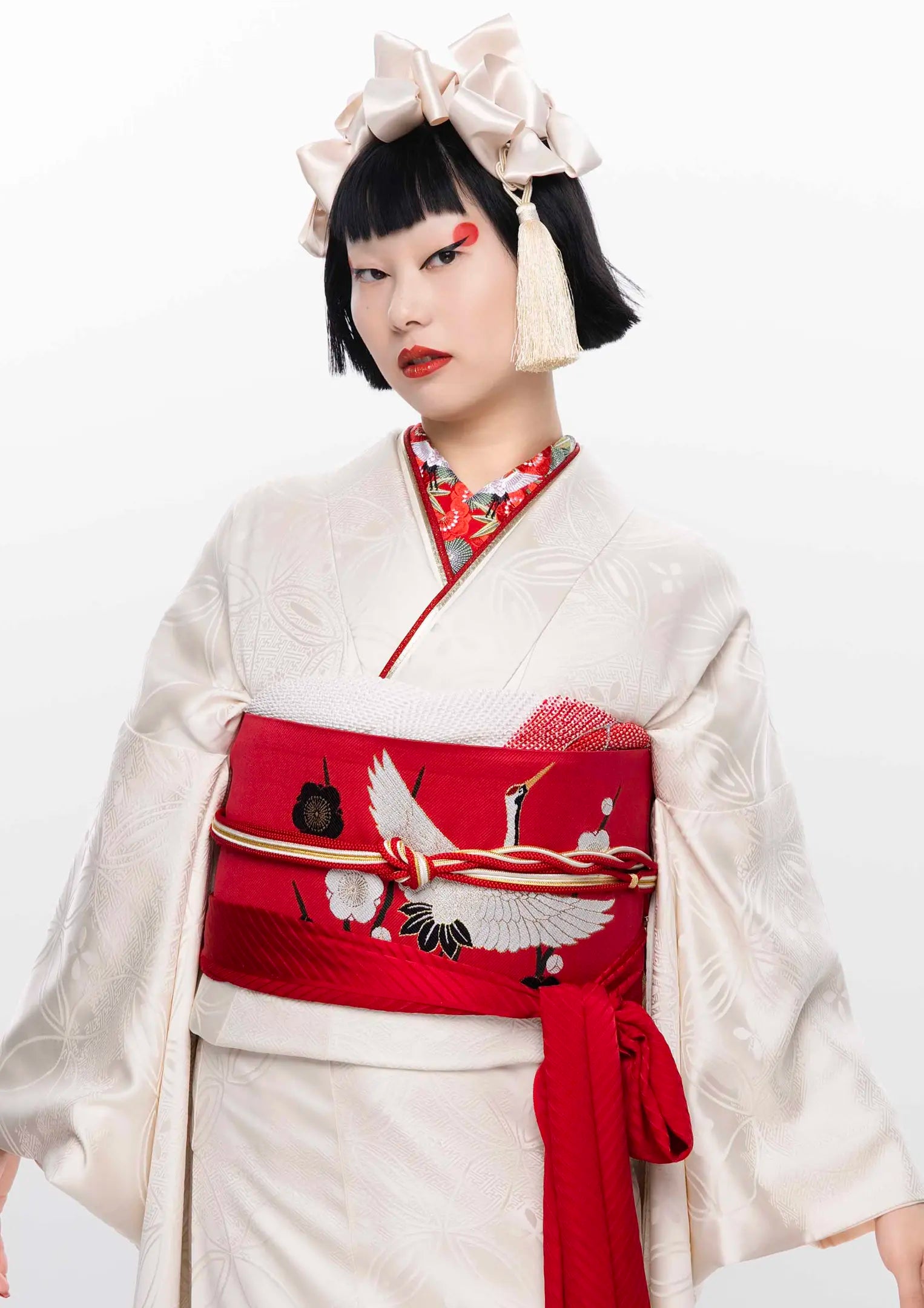 【振袖ネットレンタル：白×赤で魅せるアート】無地を個性的に着こなす/KH-314