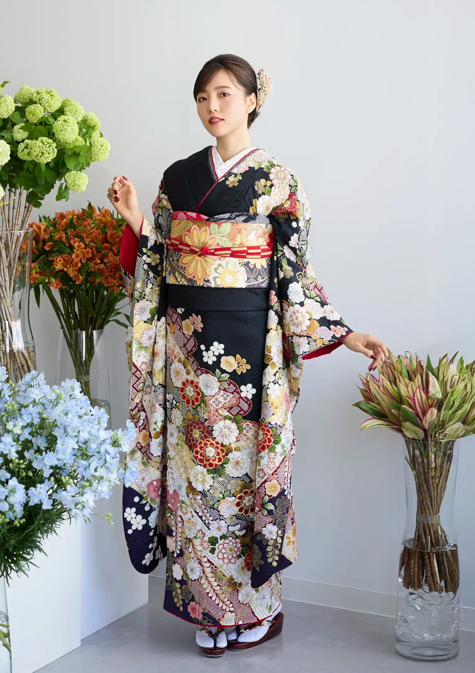 着物ふぁんた○華やか 雪輪に花 振袖 逸品 黒鳶色地 美品！ m834