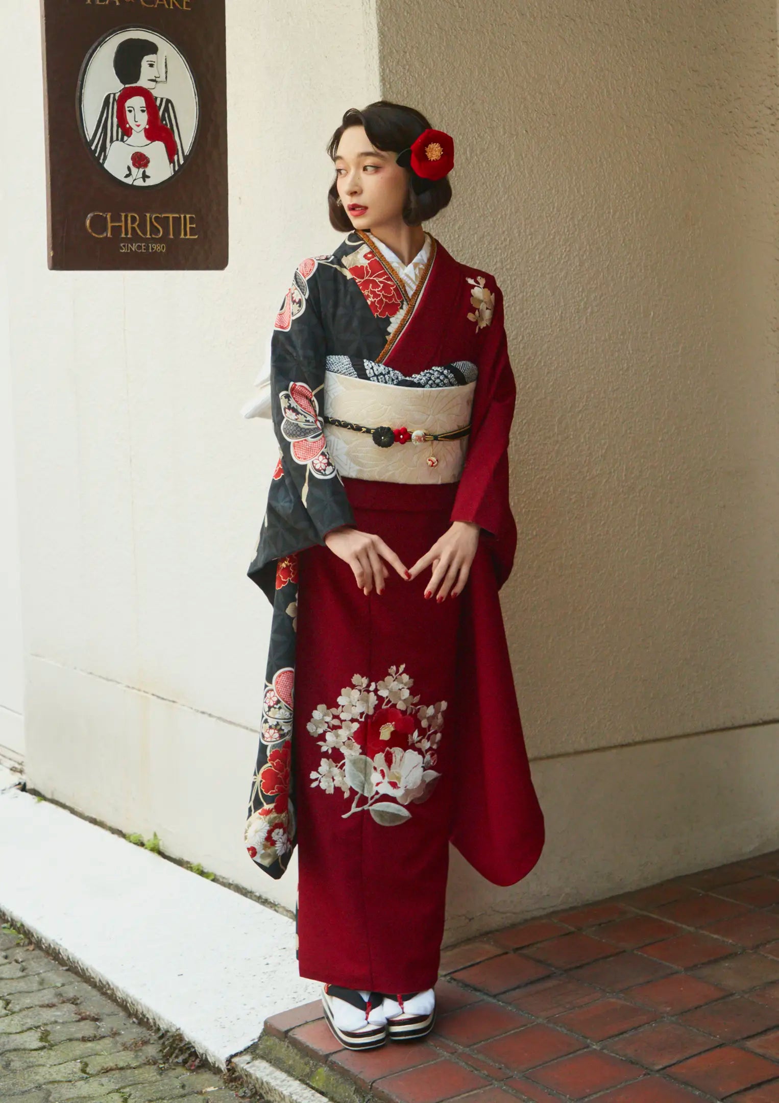 【振袖ネットレンタル：モダンな半身仕立て】赤に黒でこっくりとで/FL-E105