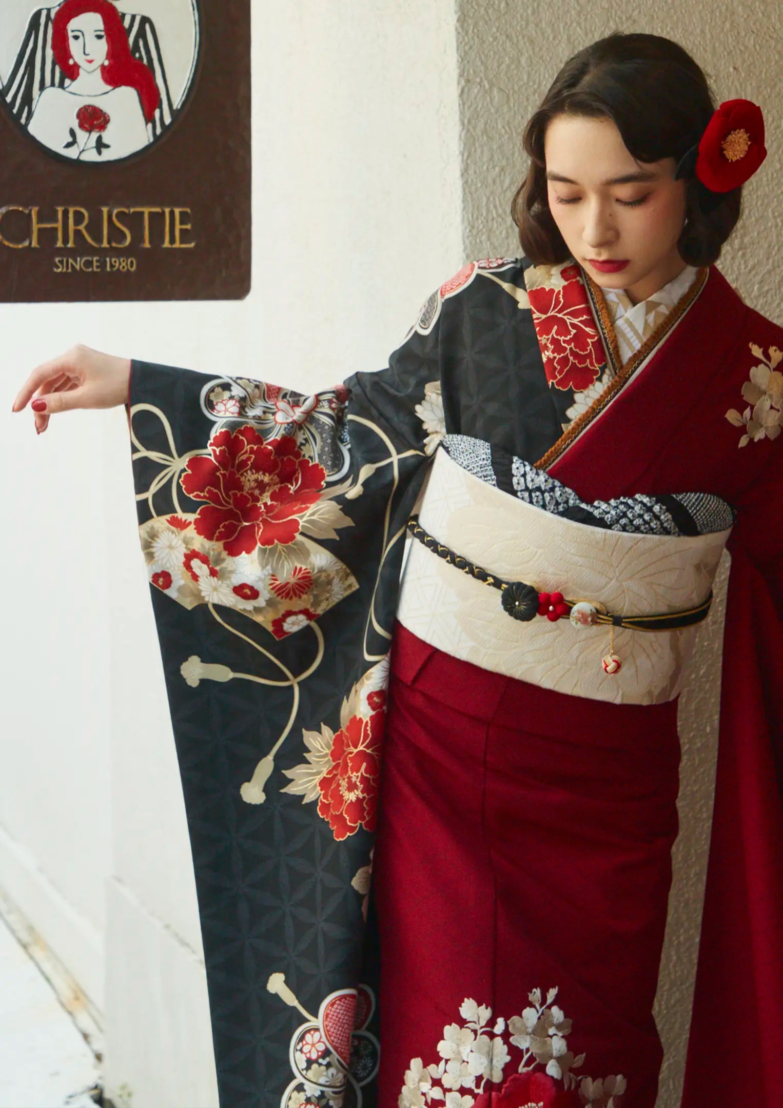 【振袖ネットレンタル：モダンな半身仕立て】赤に黒でこっくりとで/FL-E105