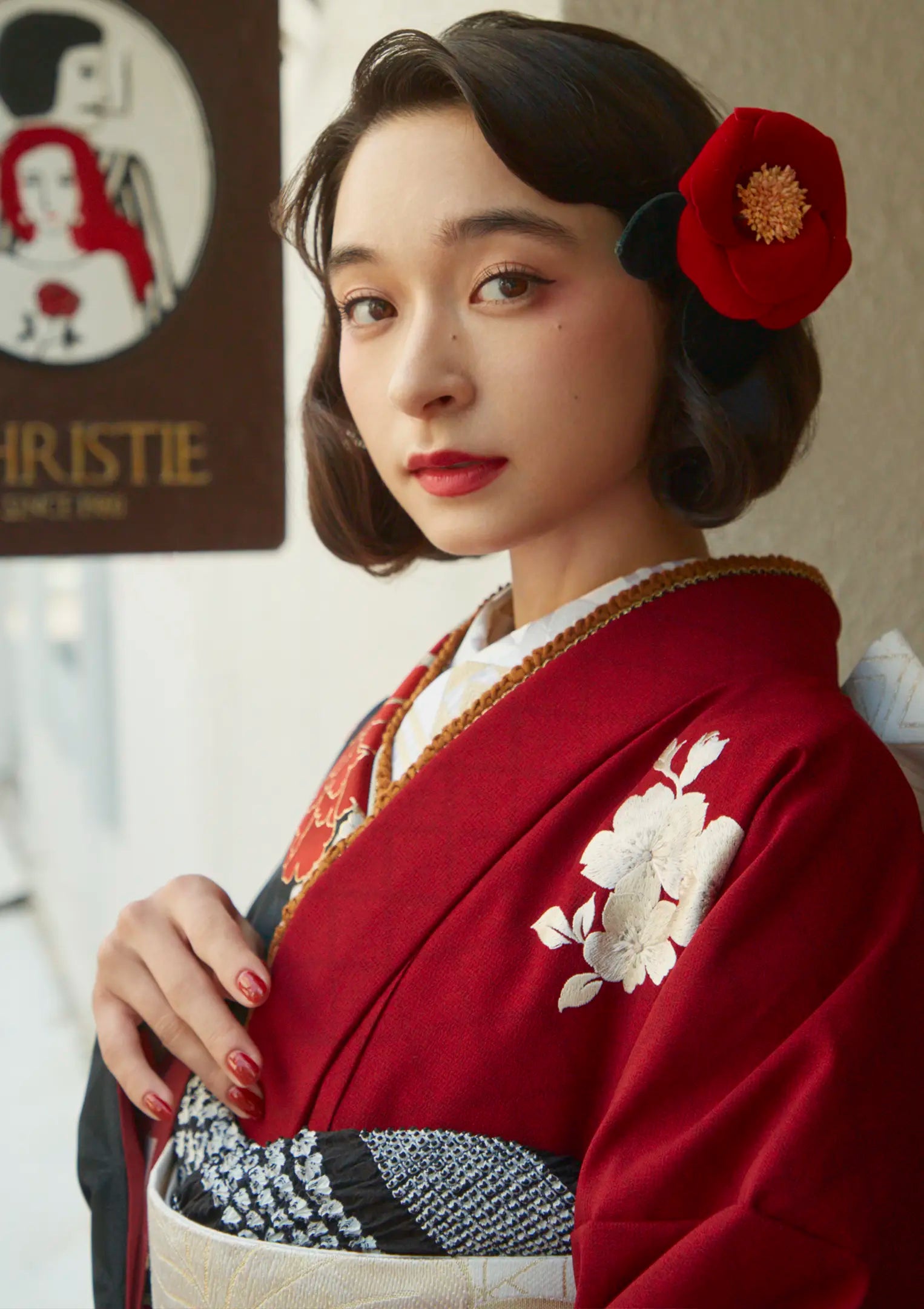 【振袖ネットレンタル：モダンな半身仕立て】赤に黒でこっくりとで/FL-E105