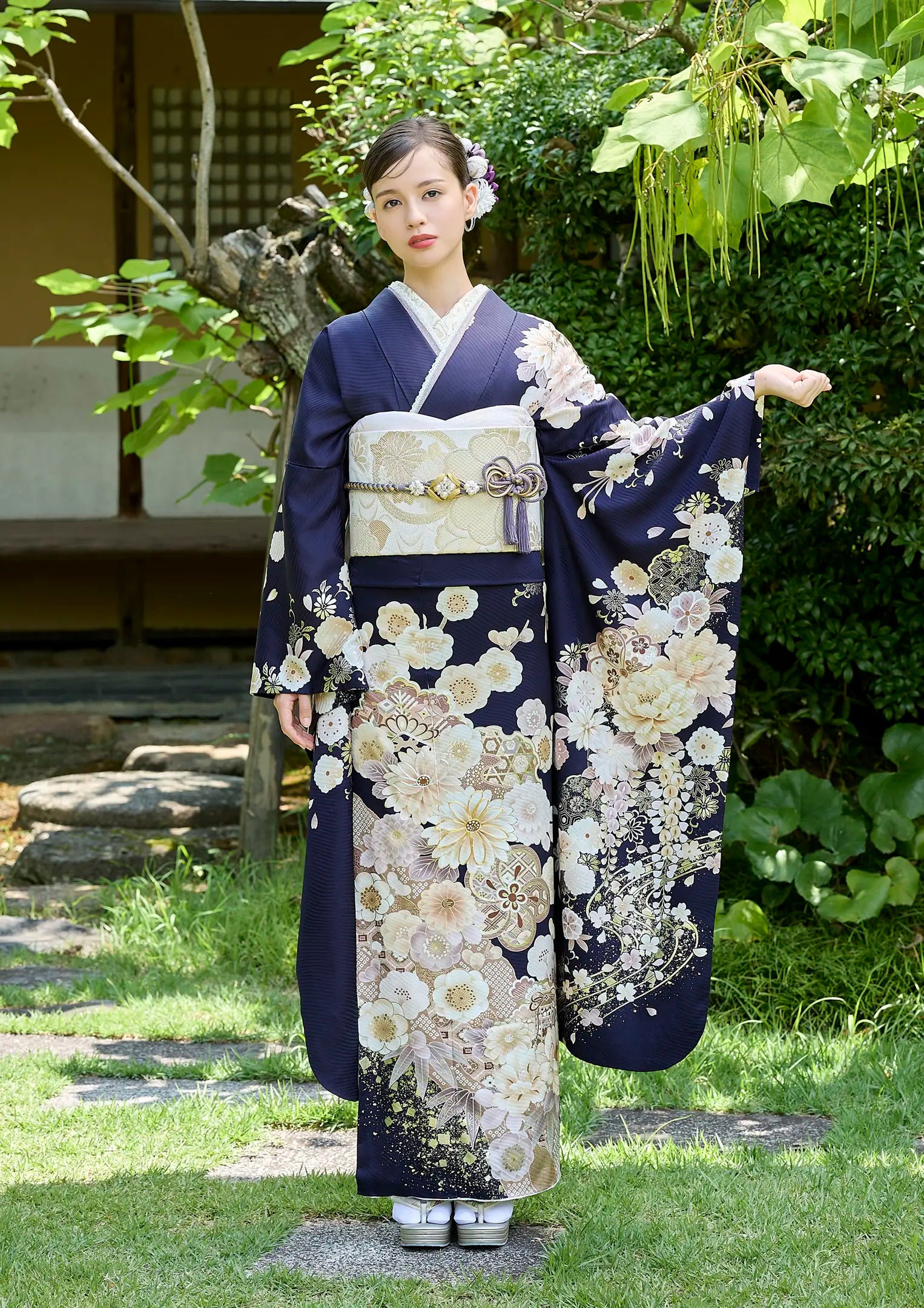 【振袖ネットレンタル：清らかな流水柄】縁起の良い花々を纏う紺/FL-E301