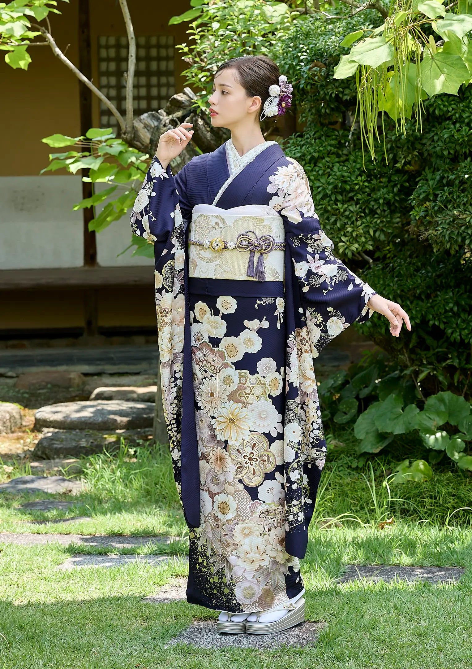 【振袖ネットレンタル：清らかな流水柄】縁起の良い花々を纏う紺/FL-E301