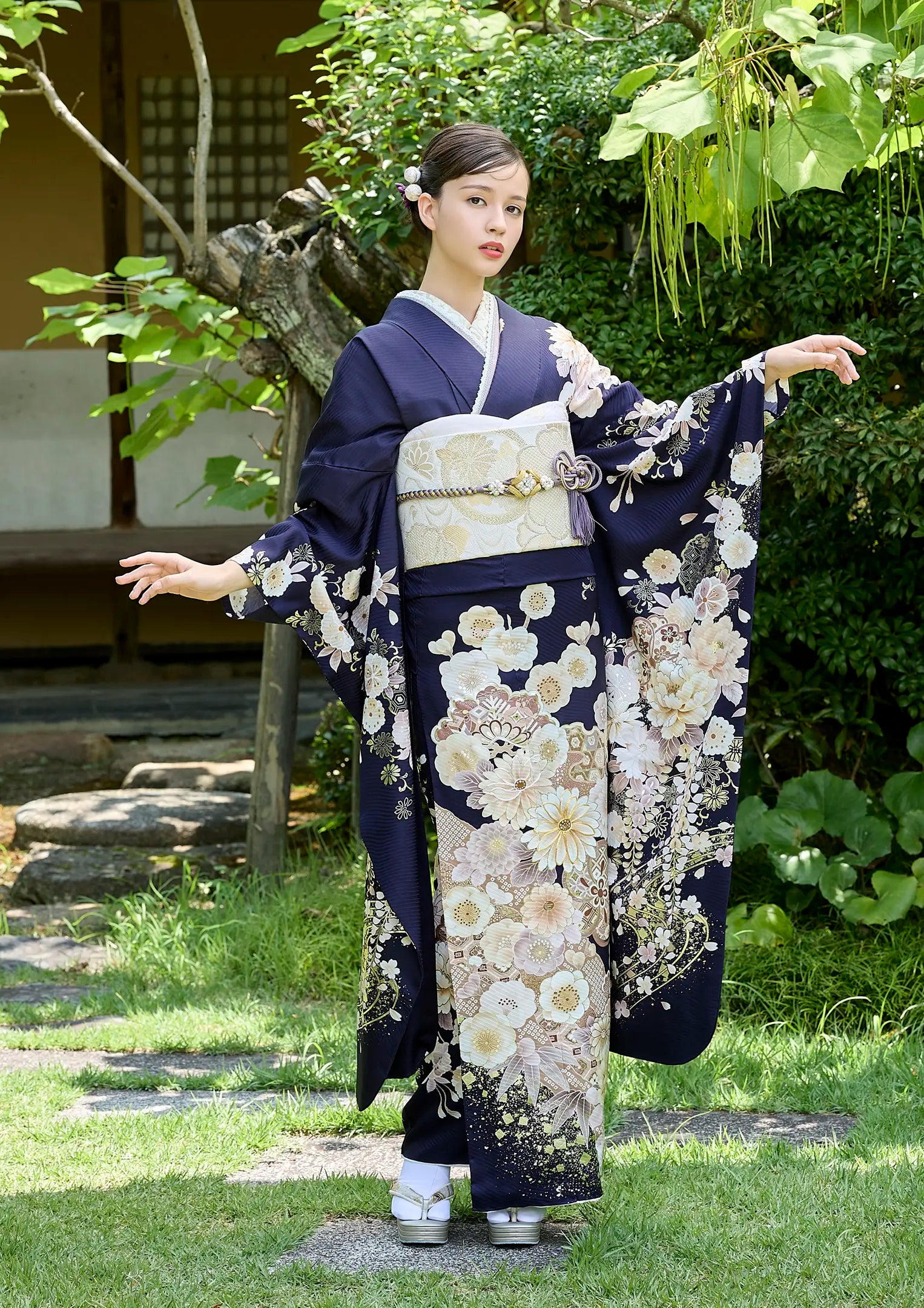 【振袖ネットレンタル：清らかな流水柄】縁起の良い花々を纏う紺/FL-E301