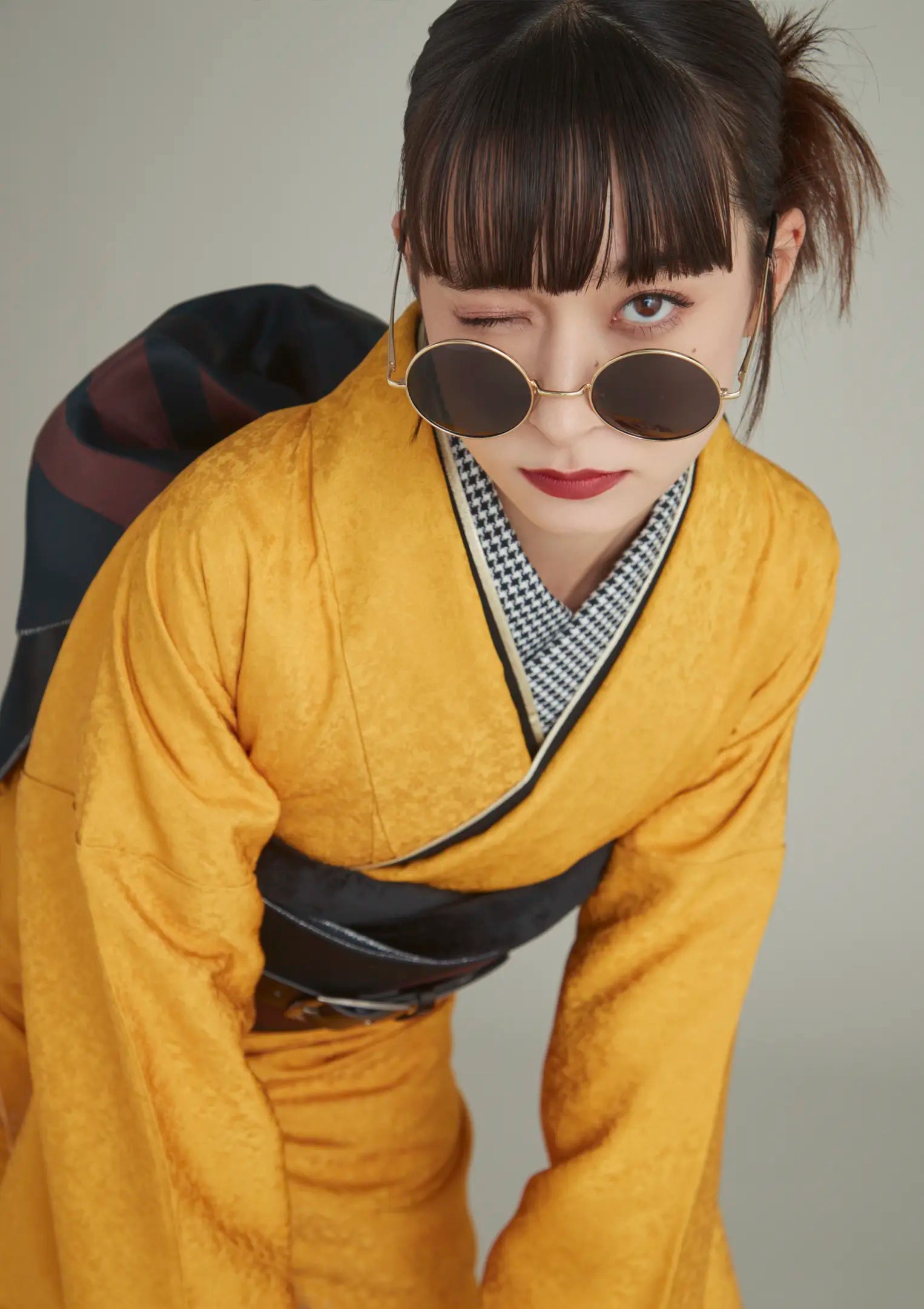 【振袖ネットレンタル：マスタード×黒の抜け感モード】大人シンプルをファッショナブルに着こなす/FL-E302