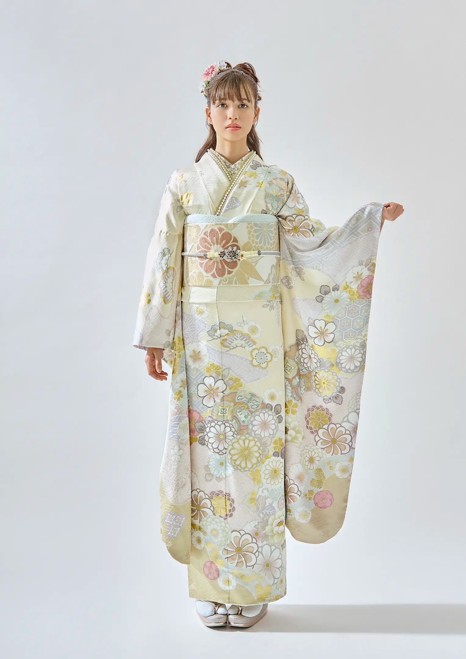 【振袖ネットレンタル：淑やかな存在感を】上品なクリームカラー/FL-E304