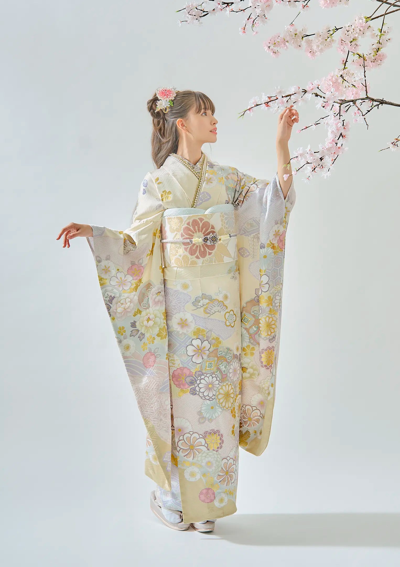 【振袖ネットレンタル：淑やかな存在感を】上品なクリームカラー/FL-E304