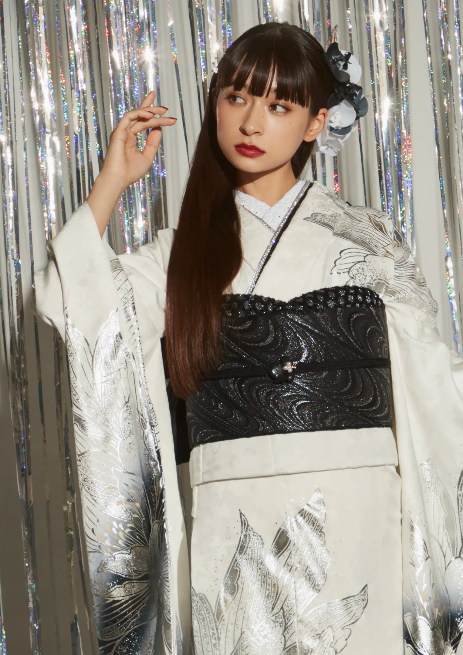 【振袖ネットレンタル：白黒でしなやかにかっこよく】モノトーンのフラワーが大人っぽい/FL-E306