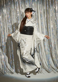 【振袖ネットレンタル：白黒でしなやかにかっこよく】モノトーンのフラワーが大人っぽい/FL-E306