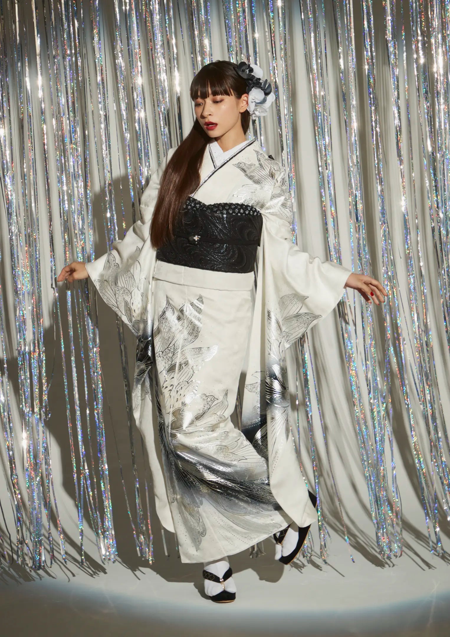 【振袖ネットレンタル：白黒でしなやかにかっこよく】モノトーンのフラワーが大人っぽい/FL-E306