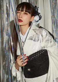 【振袖ネットレンタル：白黒でしなやかにかっこよく】モノトーンのフラワーが大人っぽい/FL-E306