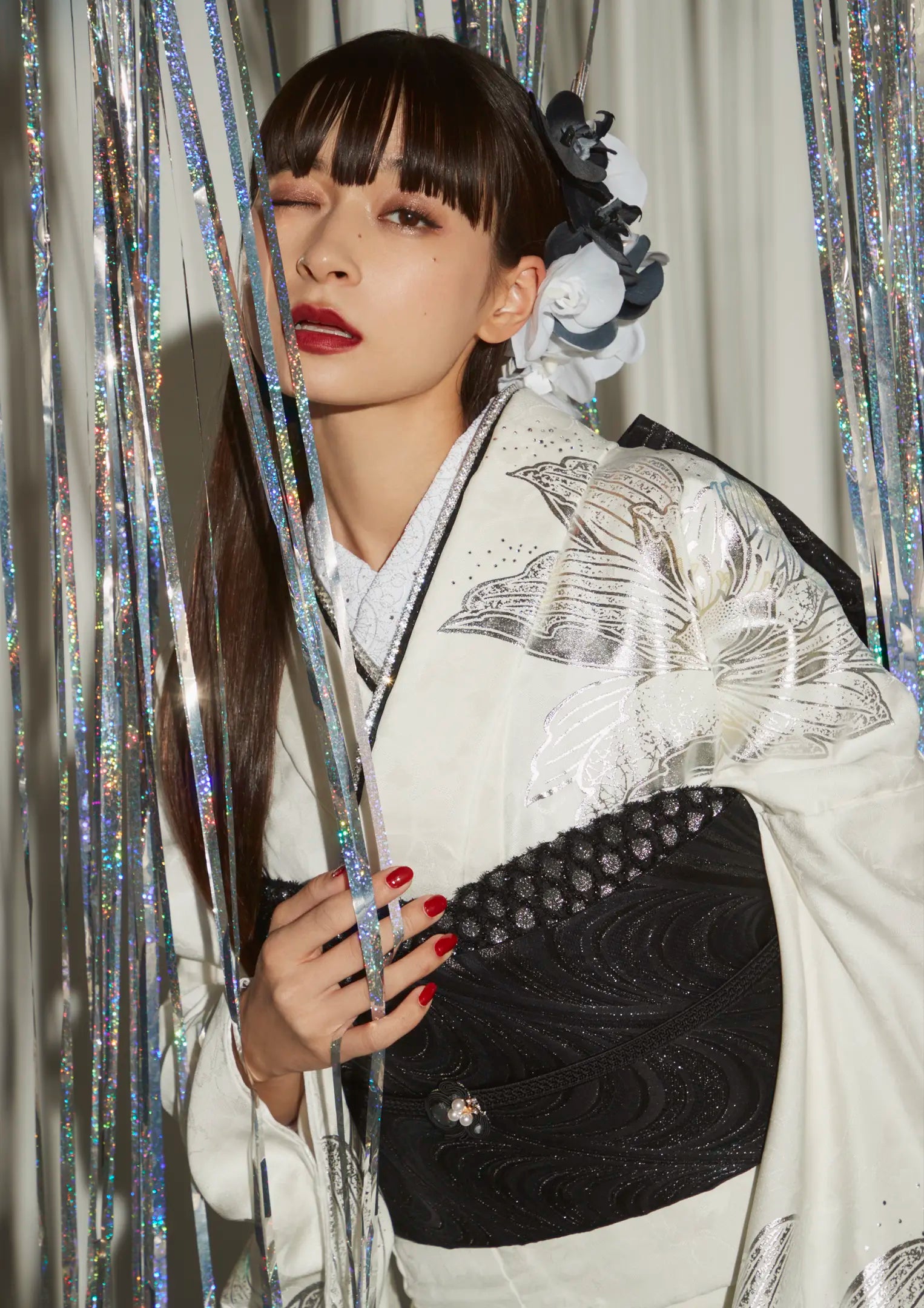 【振袖ネットレンタル：白黒でしなやかにかっこよく】モノトーンのフラワーが大人っぽい/FL-E306