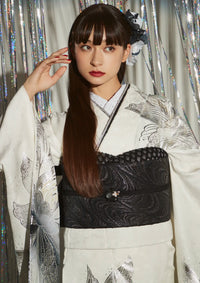 【振袖ネットレンタル：白黒でしなやかにかっこよく】モノトーンのフラワーが大人っぽい/FL-E306