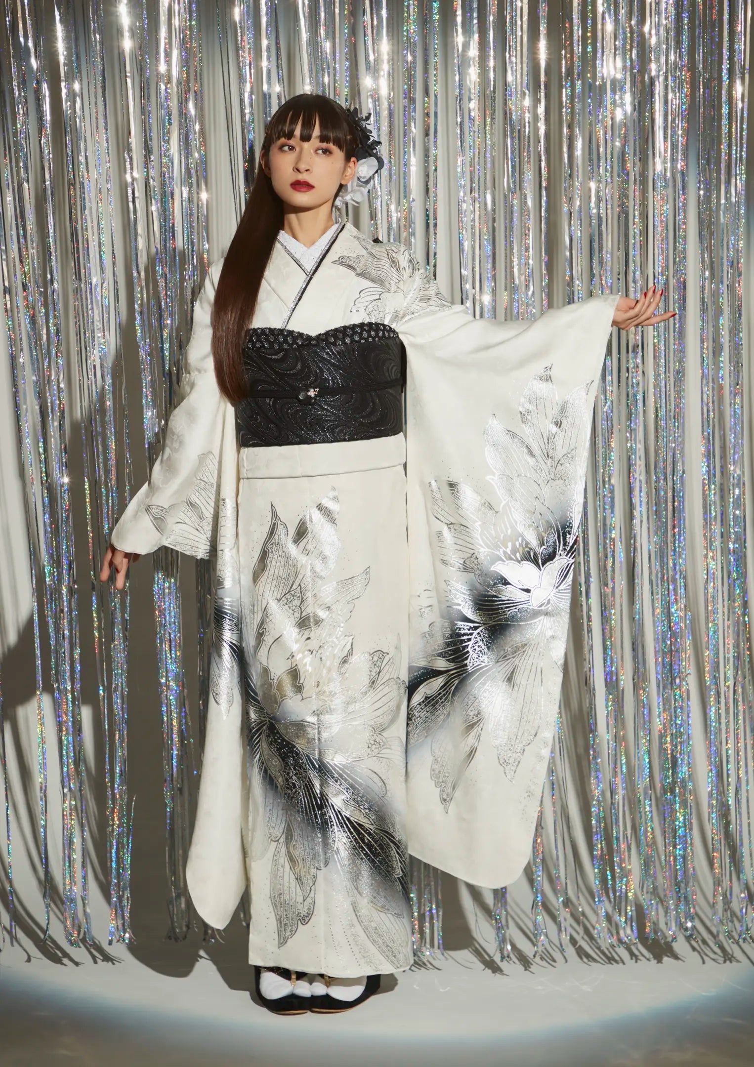 【振袖ネットレンタル：白黒でしなやかにかっこよく】モノトーンのフラワーが大人っぽい/FL-E306