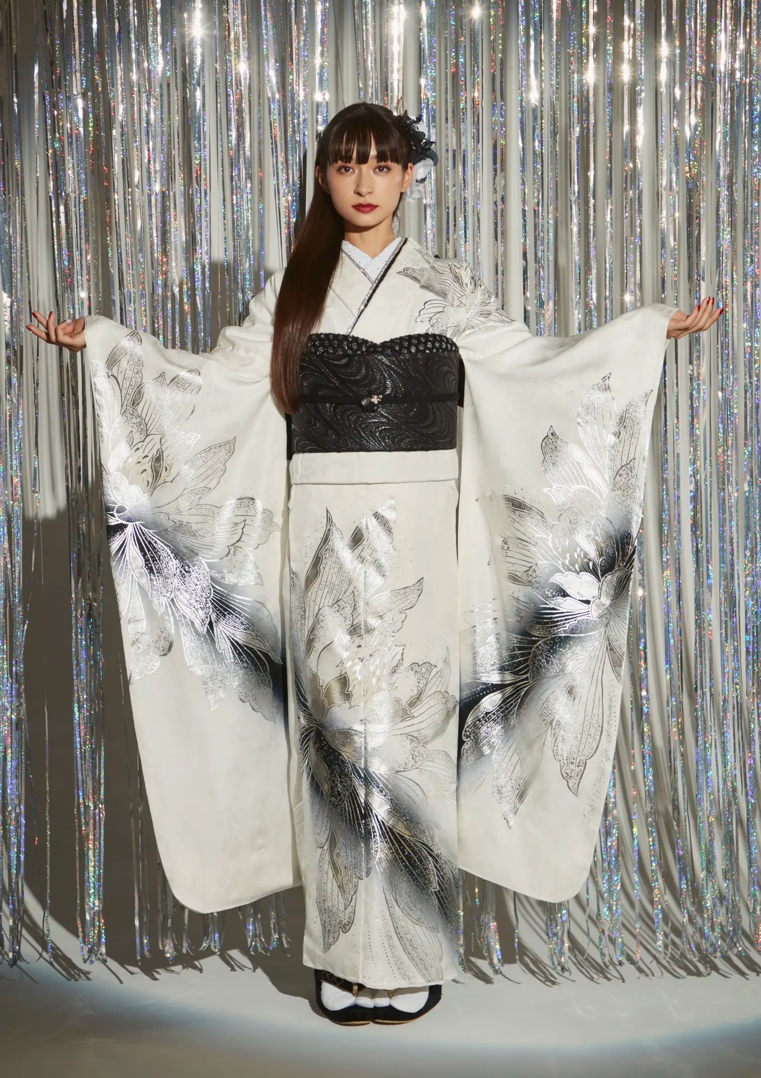 【振袖ネットレンタル：白黒でしなやかにかっこよく】モノトーンのフラワーが大人っぽい/FL-E306