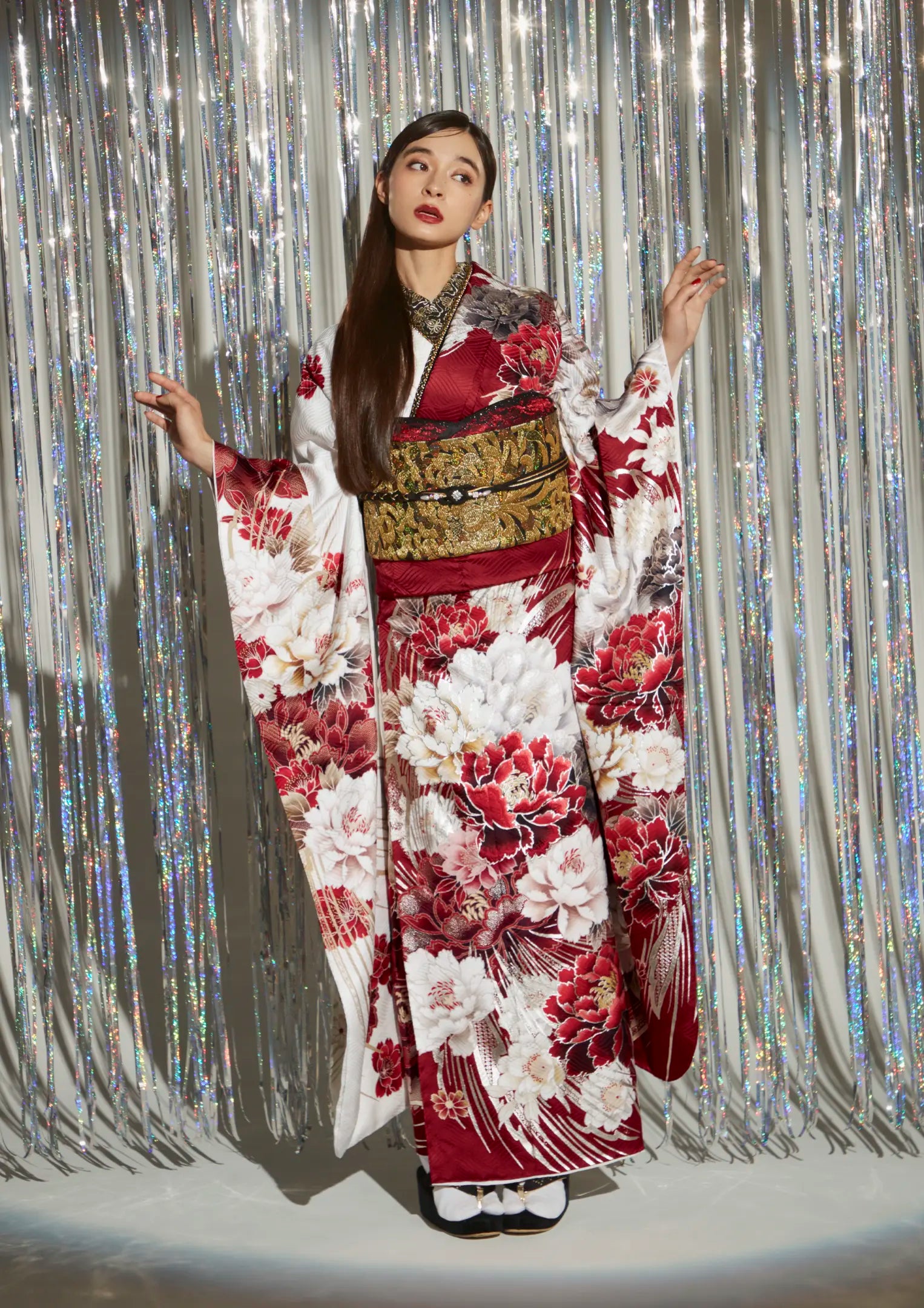 【振袖ネットレンタル：赤×ゴールドの華やか映え】大きめ花柄でラグジュアリーに/FL-E309