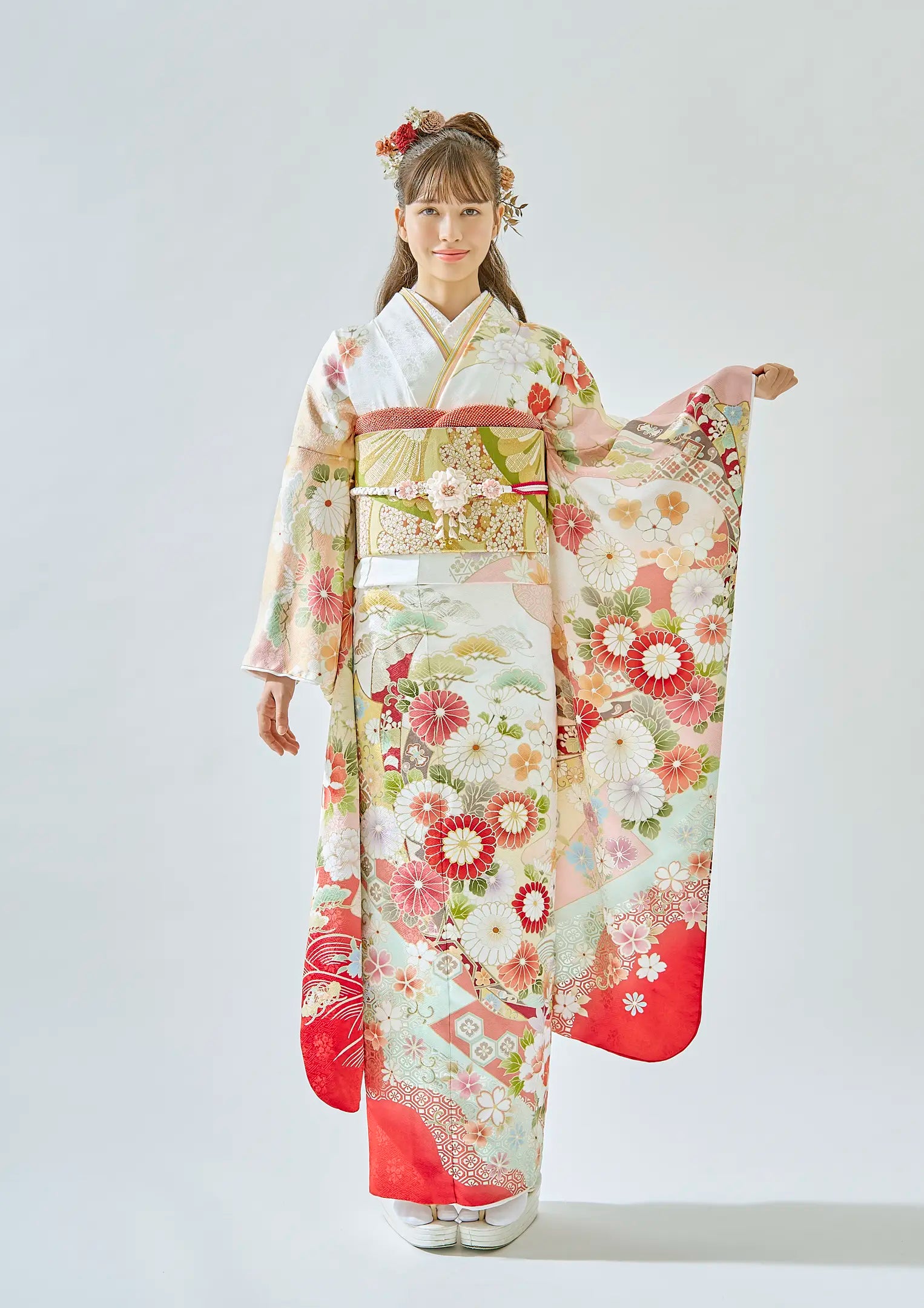 【振袖ネットレンタル：品よく花々を纏って】白地に優美な柄と赤色/FL-E310