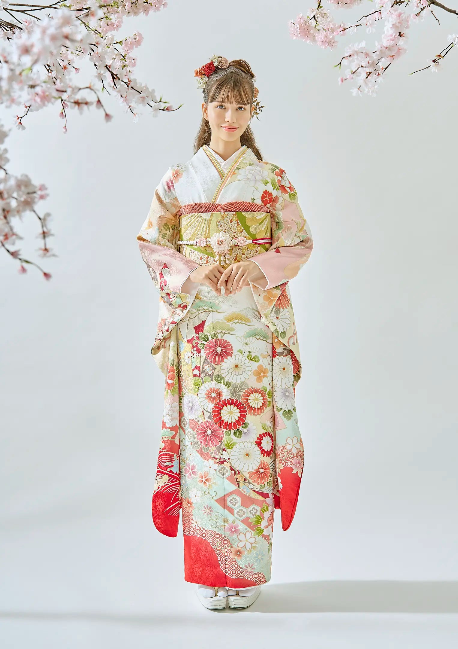 【振袖ネットレンタル：品よく花々を纏って】白地に優美な柄と赤色/FL-E310