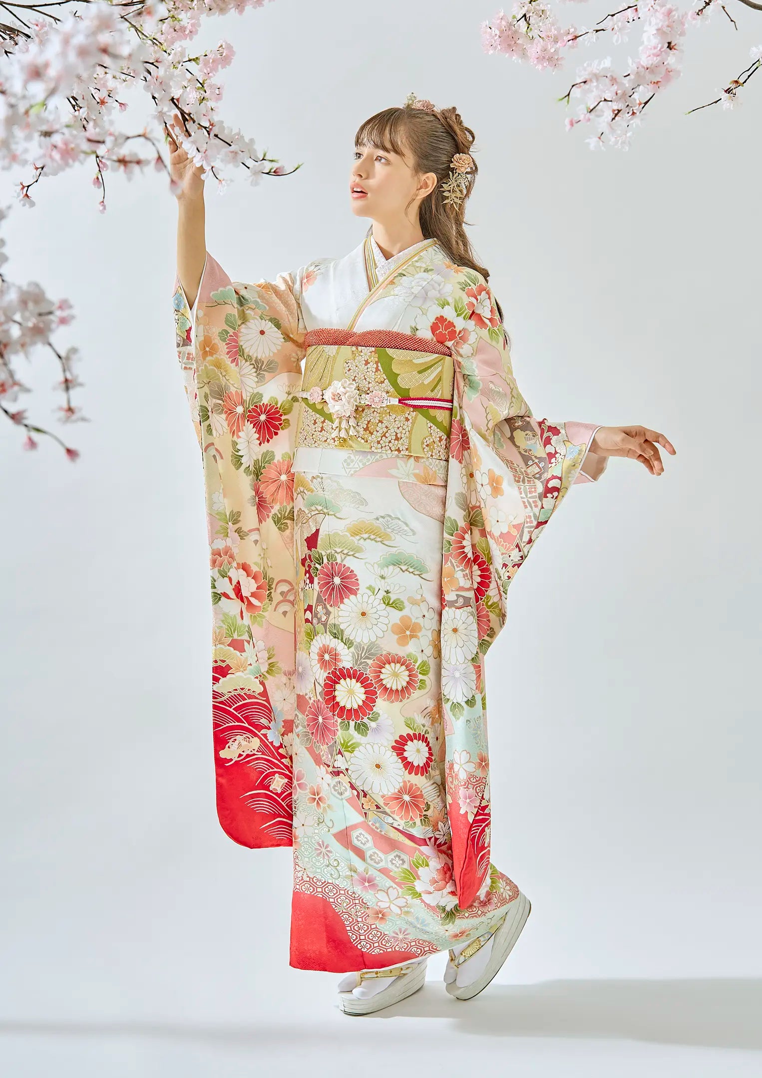 【振袖ネットレンタル：品よく花々を纏って】白地に優美な柄と赤色/FL-E310