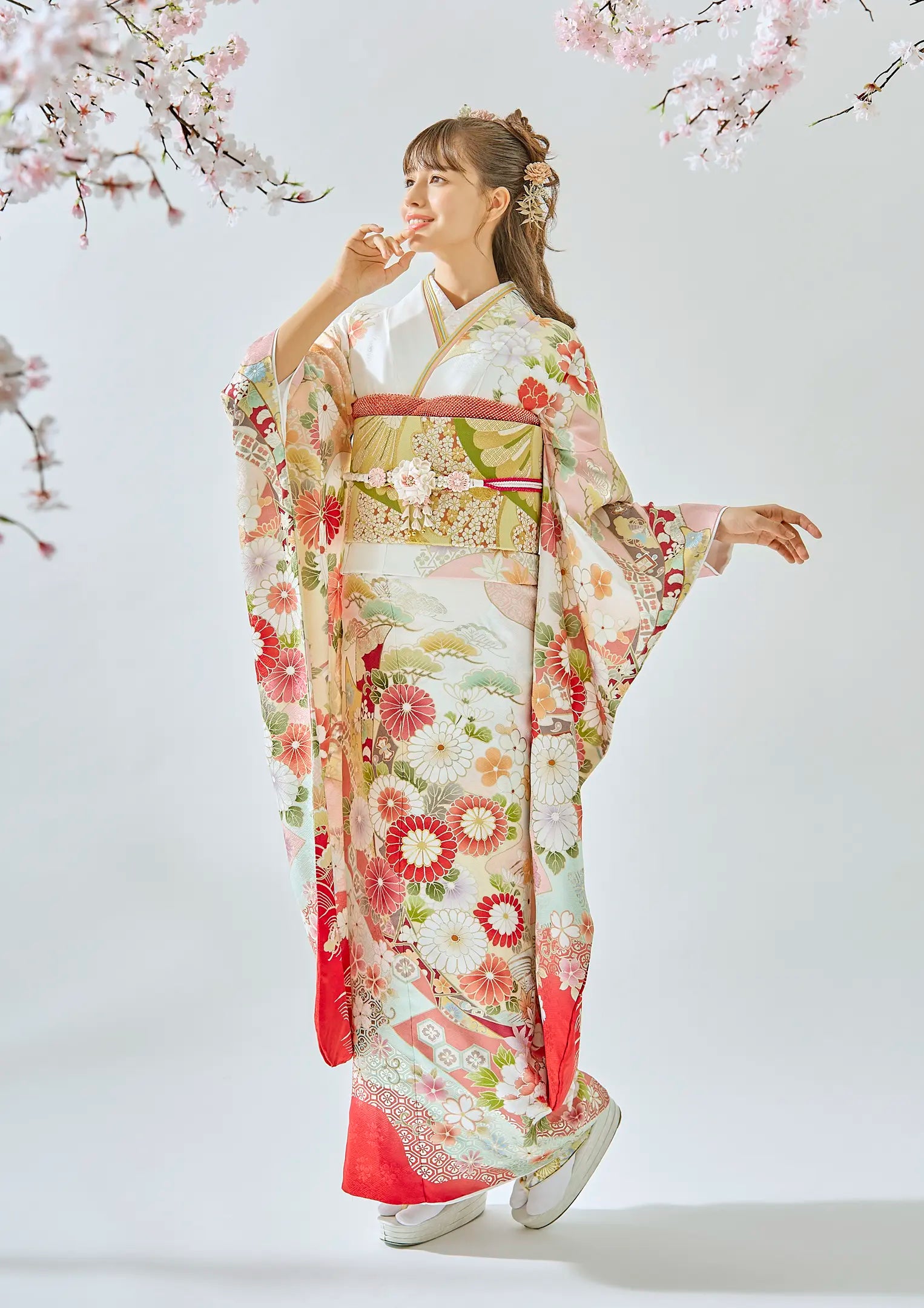 【振袖ネットレンタル：品よく花々を纏って】白地に優美な柄と赤色/FL-E310