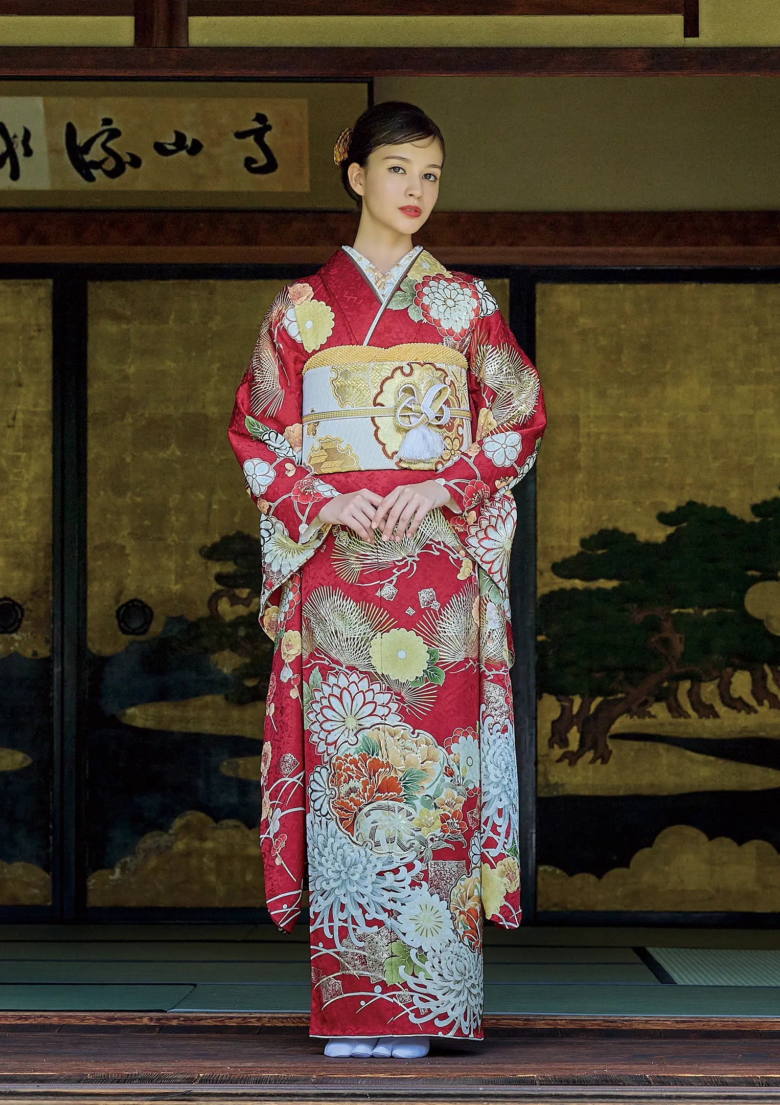 【振袖ネットレンタル：上品で大人びた雰囲気】菊や松、雪輪柄の赤/FL-E315