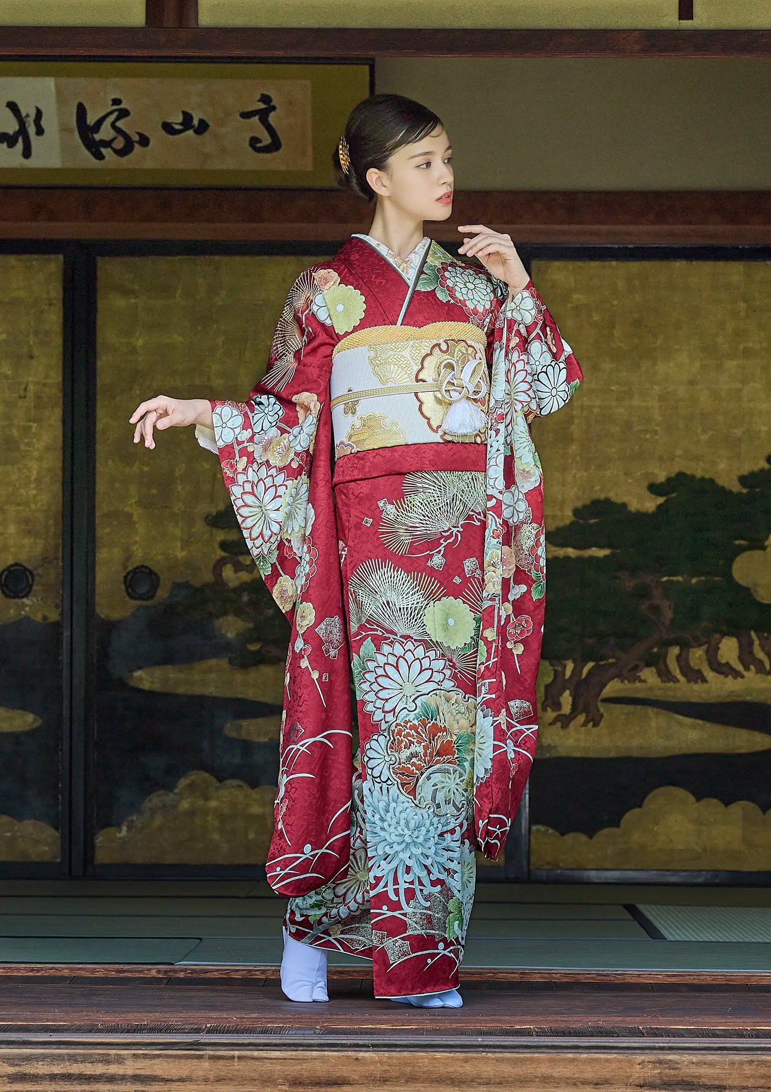 【振袖ネットレンタル：上品で大人びた雰囲気】菊や松、雪輪柄の赤/FL-E315