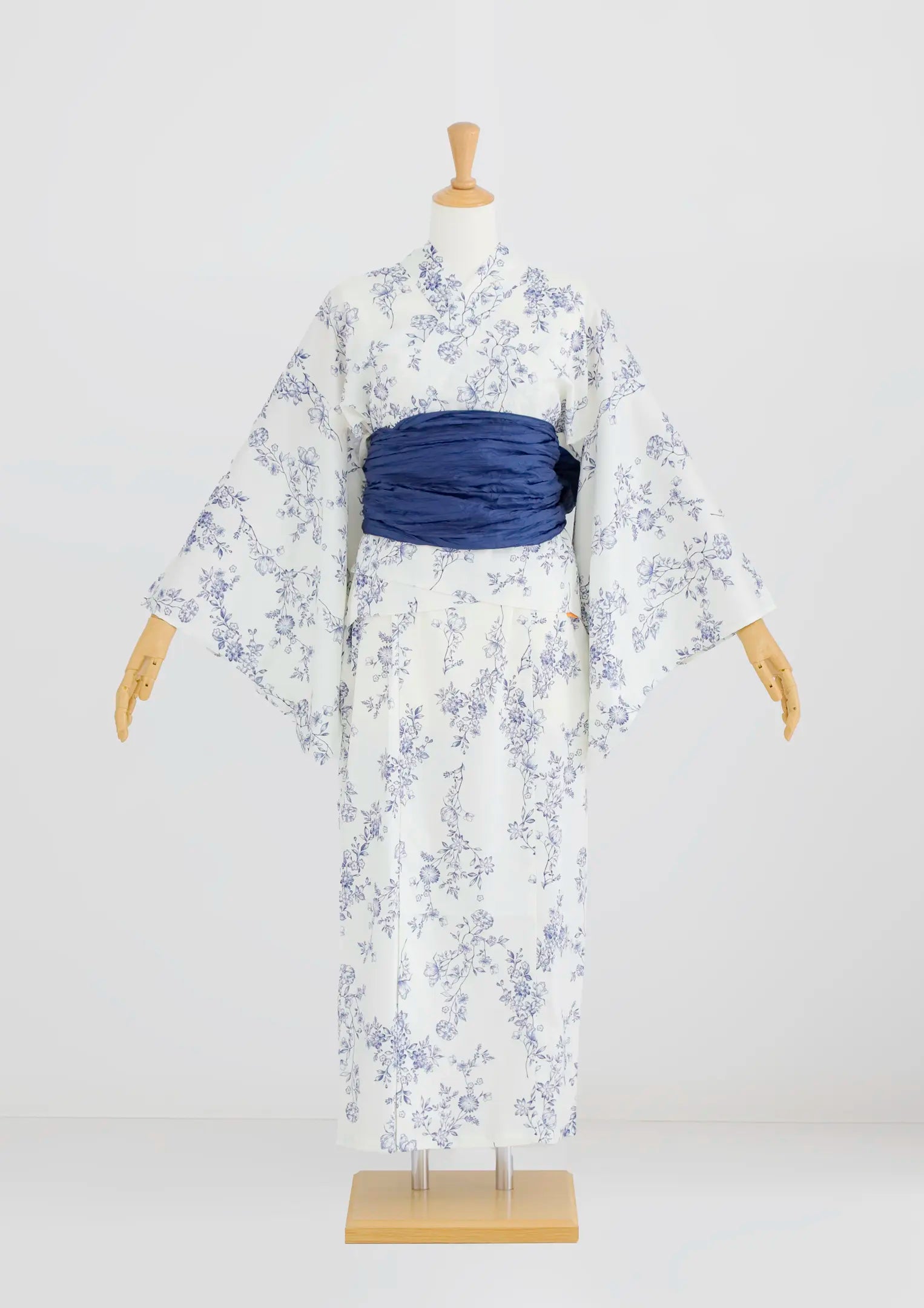 【浴衣販売】セパレート浴衣帯つきセット白地に青のデザインがトワル・ド・ジュイを連想させる/WY-13
