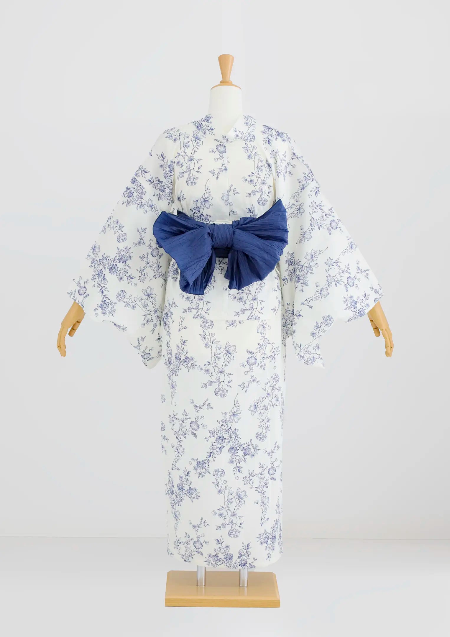【浴衣販売】セパレート浴衣帯つきセット白地に青のデザインがトワル・ド・ジュイを連想させる/WY-13