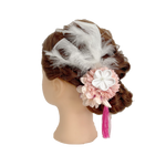【髪飾り：ピンクベージュの大きい花にふわふわの羽が最高にかわいい】hair-52