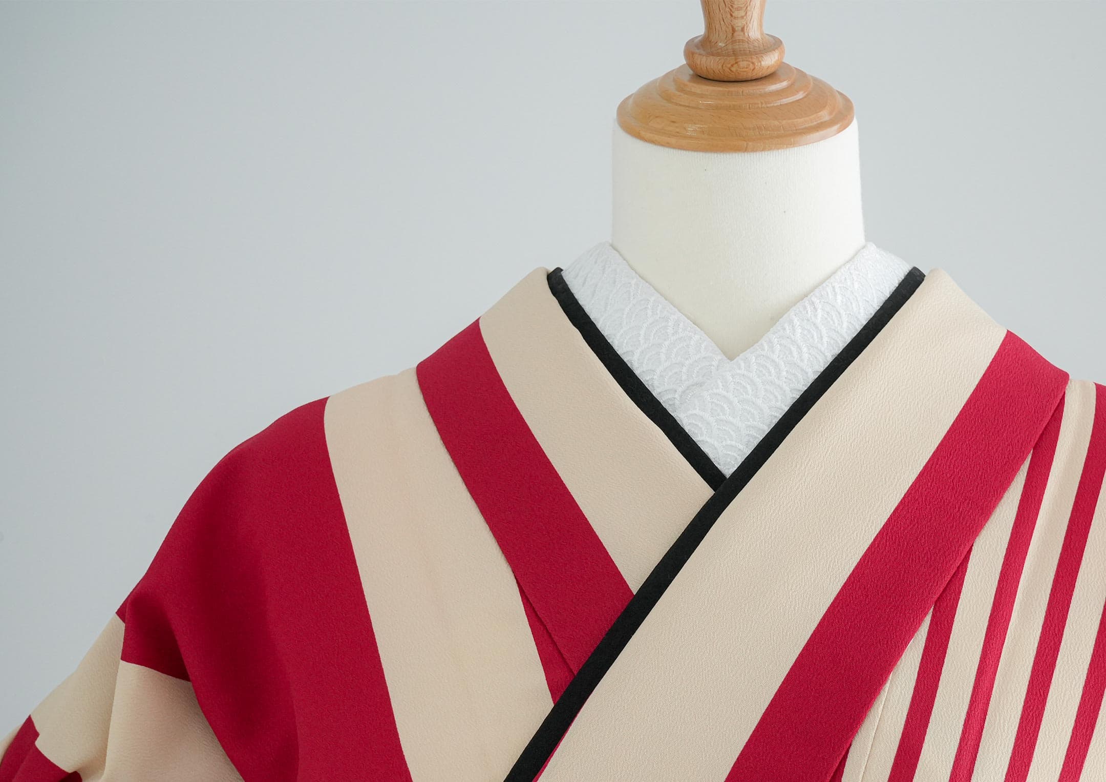 袴ネットレンタル：シンプル赤ストライプ】レトロな雰囲気