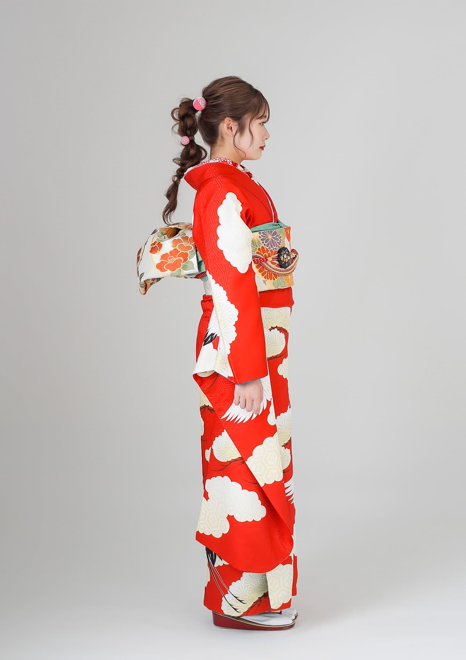 振袖ネットレンタル：赤と鶴】白の雲のように見える松がグラフィカル