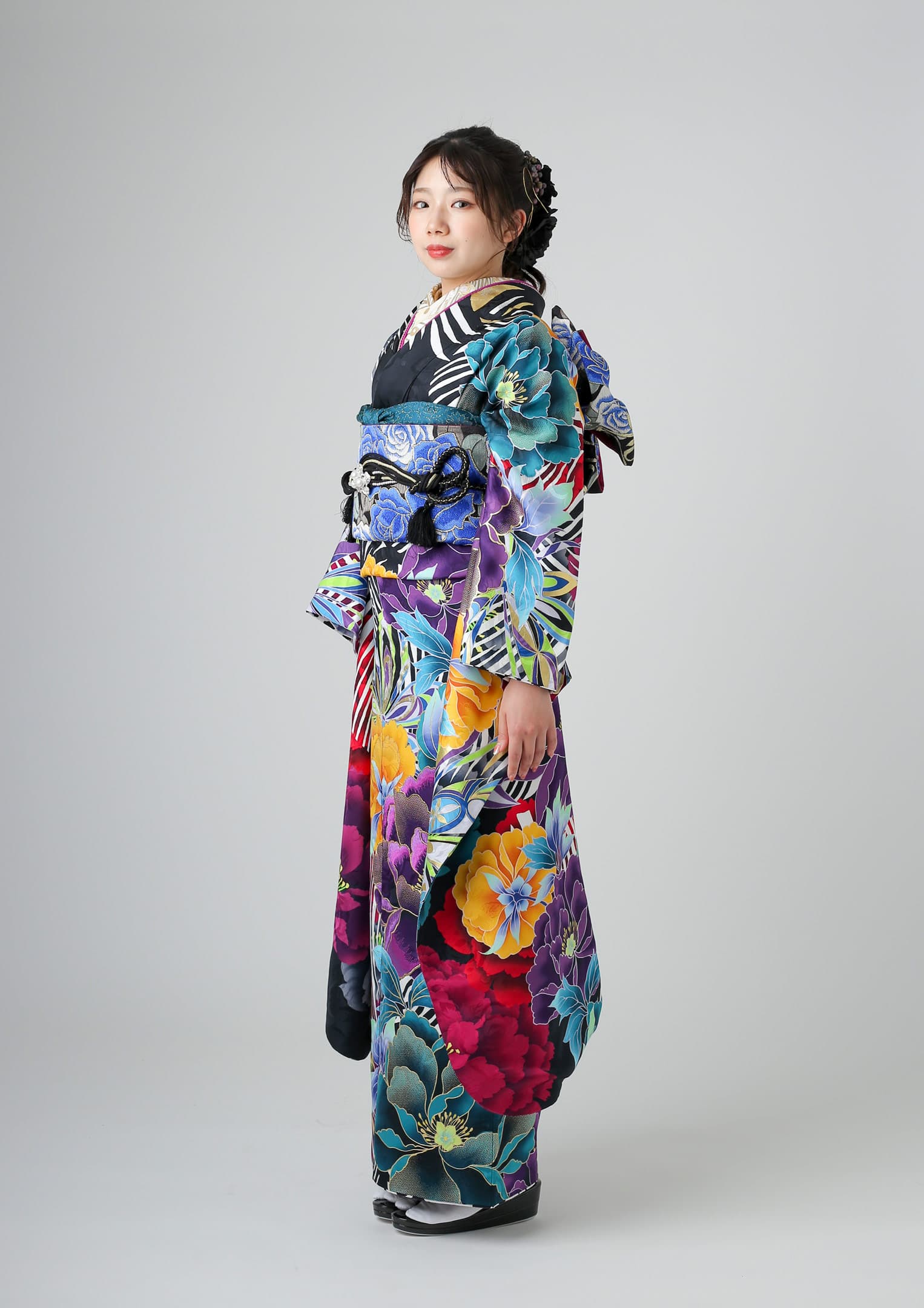 振袖ネットレンタル：黒地に華】青や紫の色彩がエキゾチック/KH-330