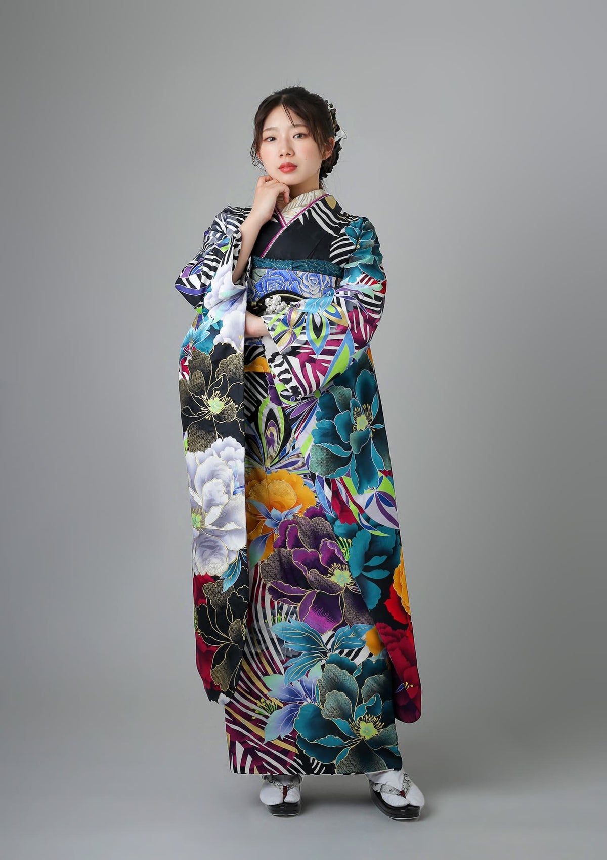 京友禅振袖・白色・金駒刺繍┃伝統古典【菊京屋】 振袖 ラメ刺繍 金彩