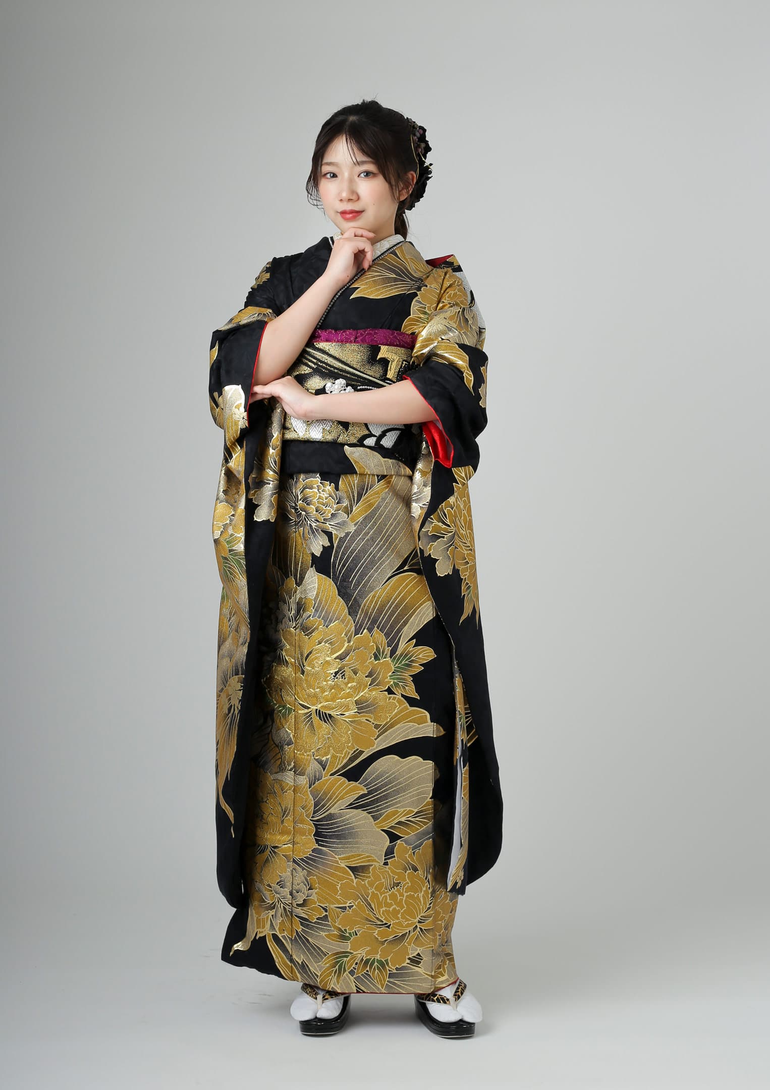 黒引き振袖・ゴールド丸帯 振袖ネットレンタル：黒と金】派手にキメてみない？/KH-297 – kimono