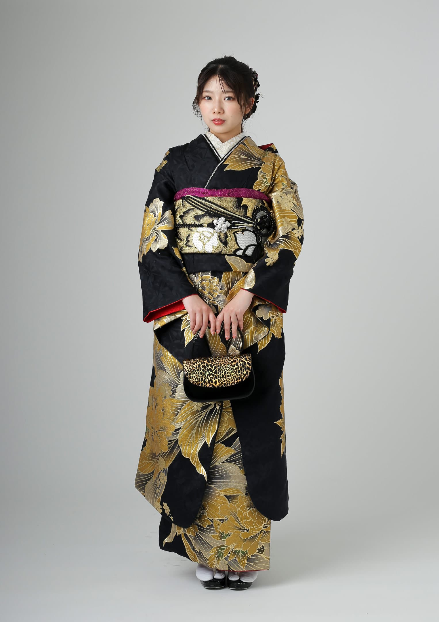 黒引き振袖・ゴールド丸帯 振袖ネットレンタル：黒と金】派手にキメてみない？/KH-297 – kimono