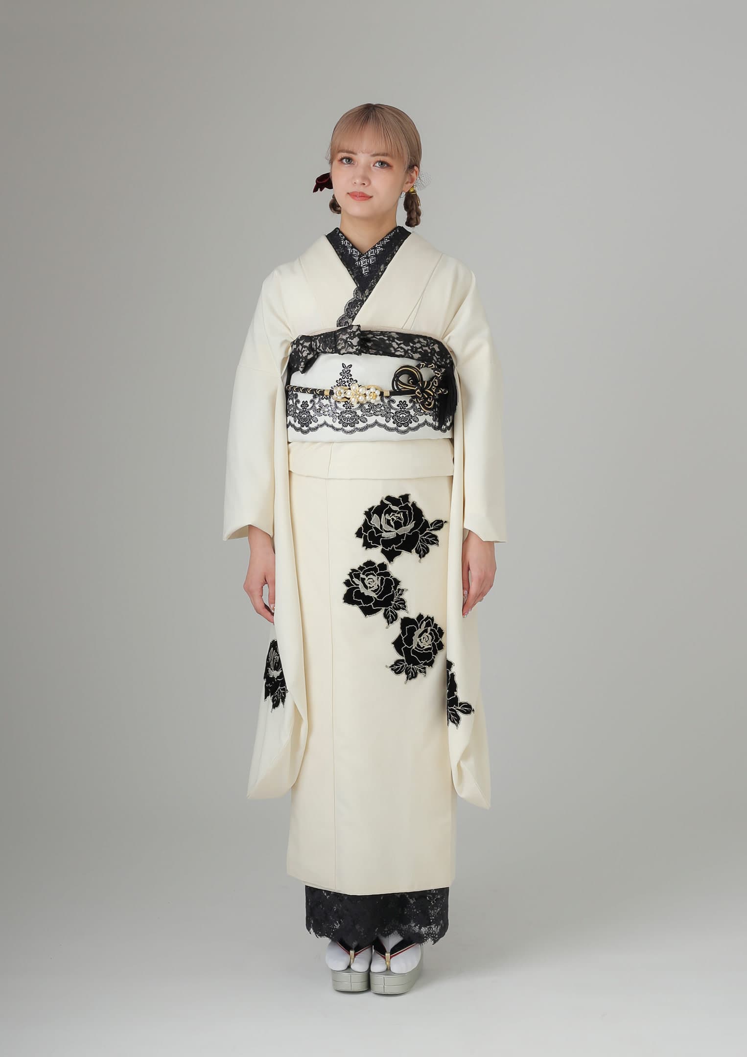 振袖ネットレンタル：白にバラ】無地に黒のベロアやレースがアクセント