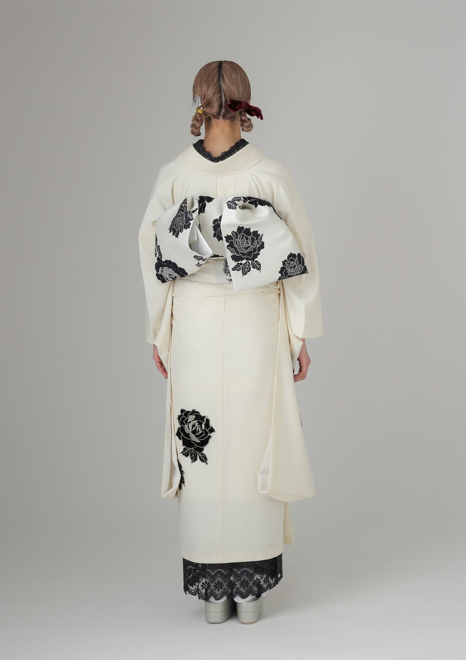 専用です☆☆黒白に薔薇の花の着物 振袖ネットレンタル：白にバラ】無地に黒のベロアやレースがアクセント