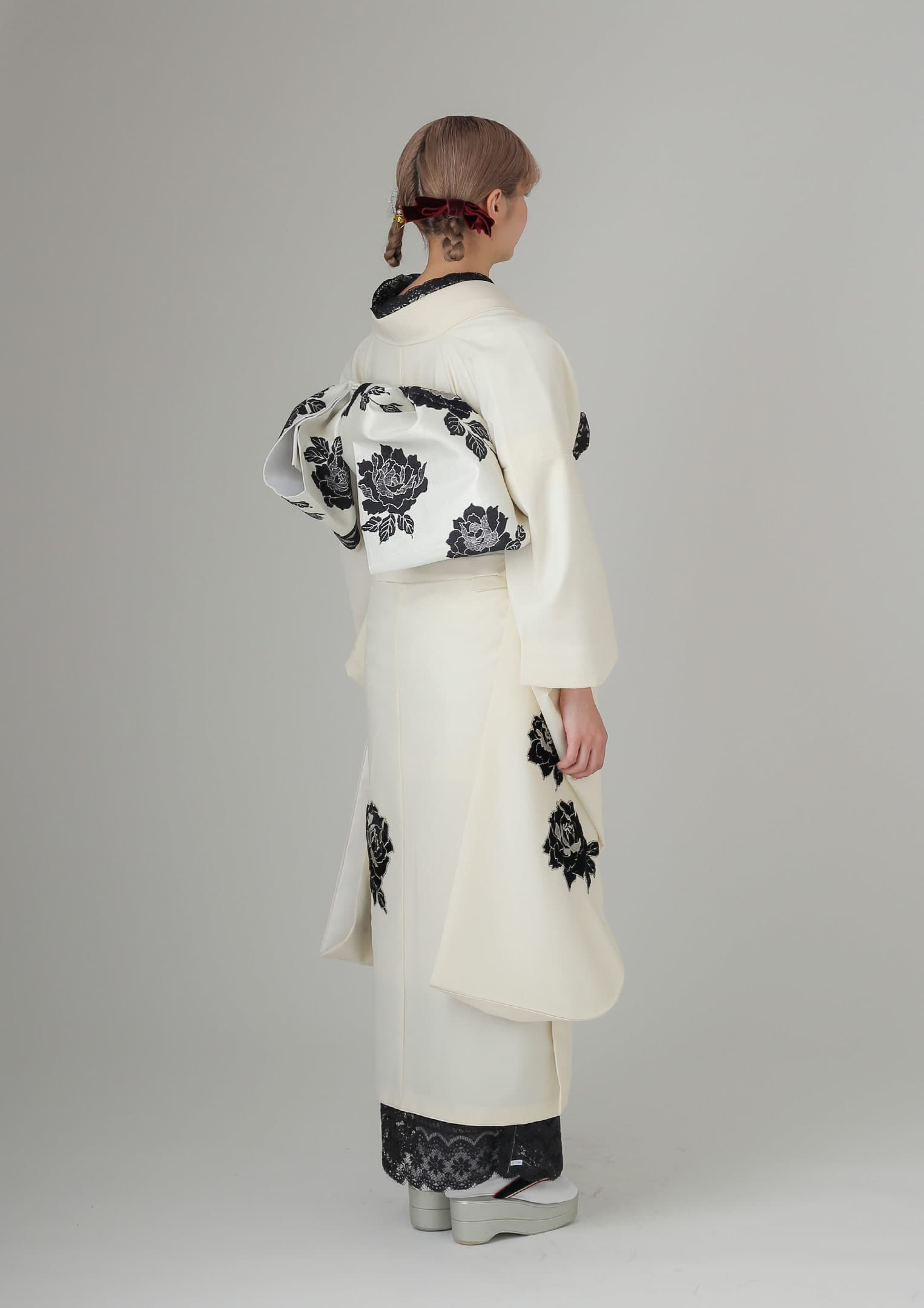 振袖ネットレンタル：白にバラ】無地に黒のベロアやレースがアクセント