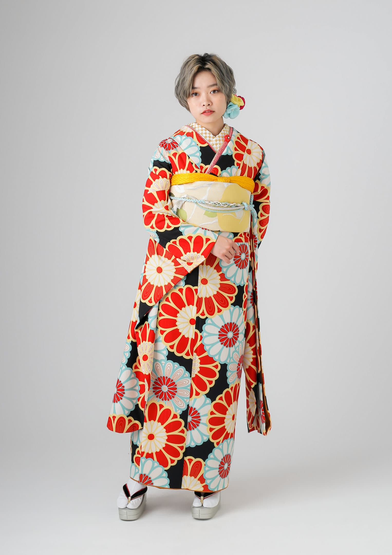 振袖ネットレンタル：黒と赤のレトロ】モダンな雰囲気/C-033 – kimono