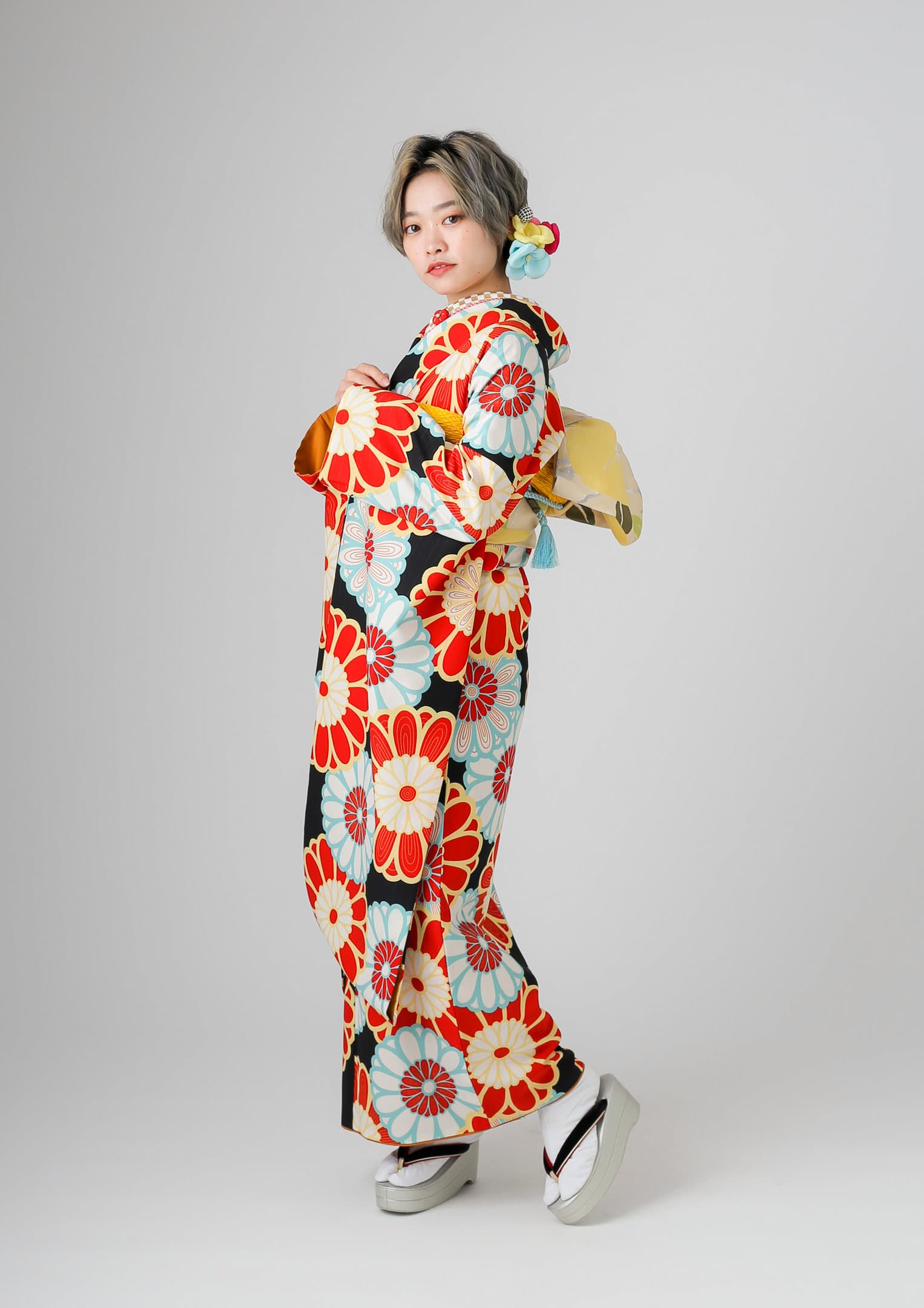 振袖ネットレンタル：黒と赤のレトロ】モダンな雰囲気/C-033 – kimono